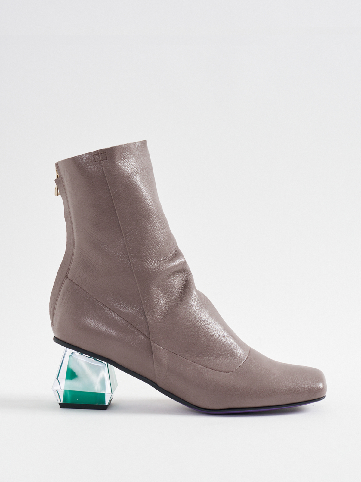 557097 1 piece leather boots