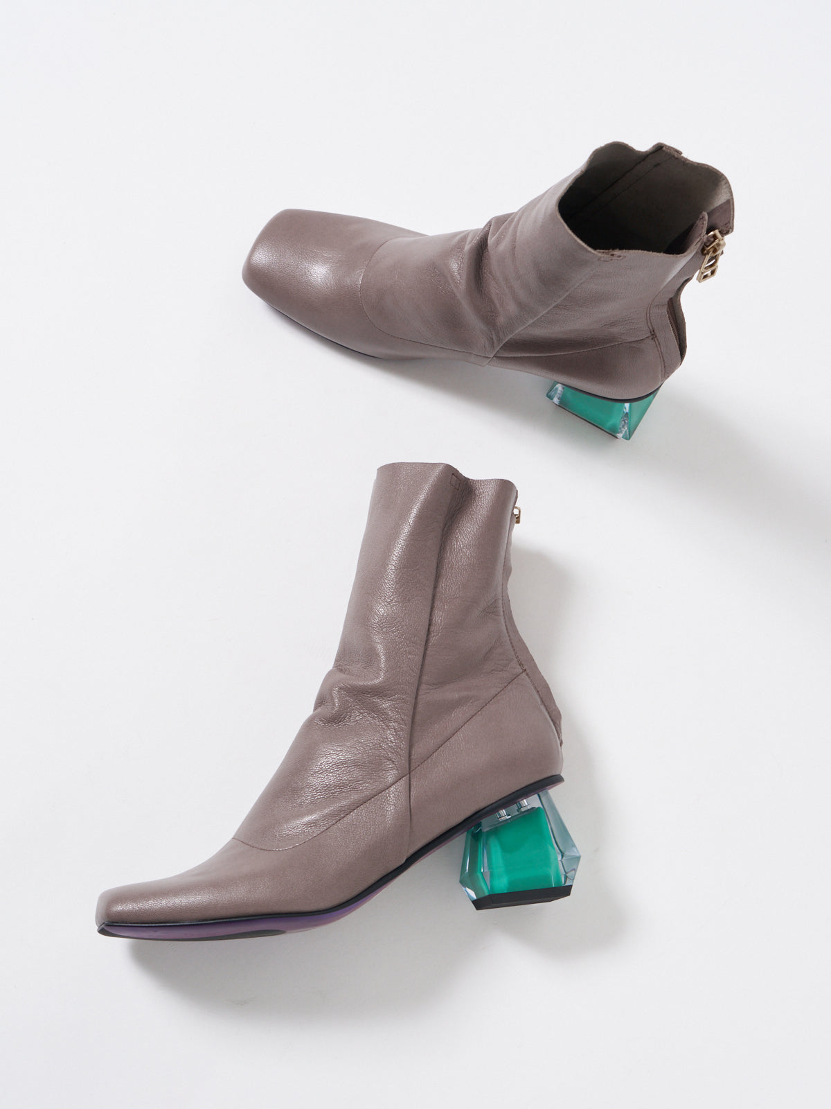 557097 1 piece leather boots