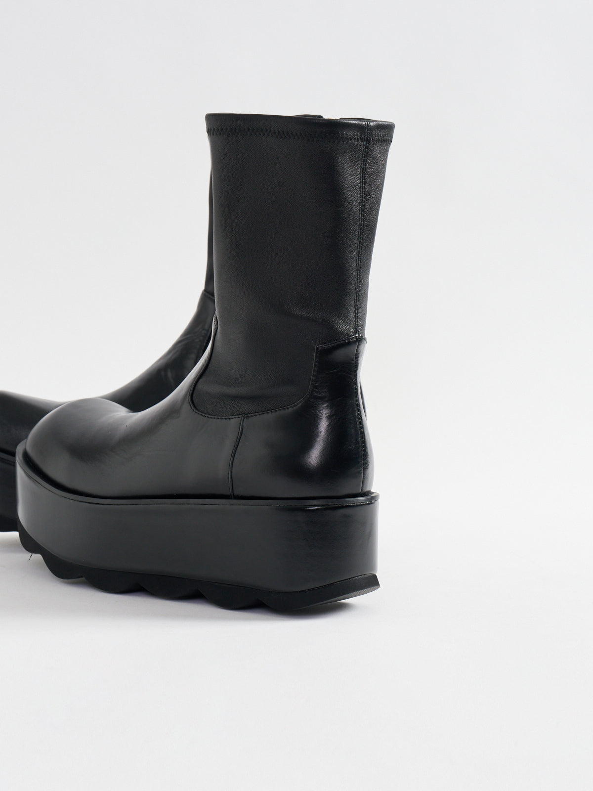 557098 Wide volume stretch boots