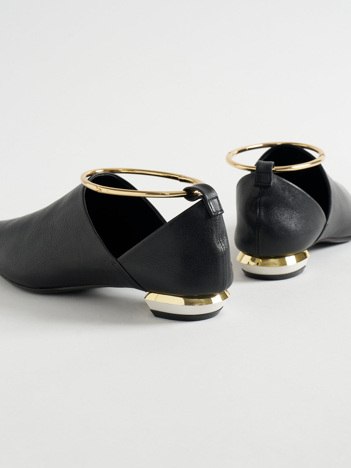 561001 アンクルリングパンプス