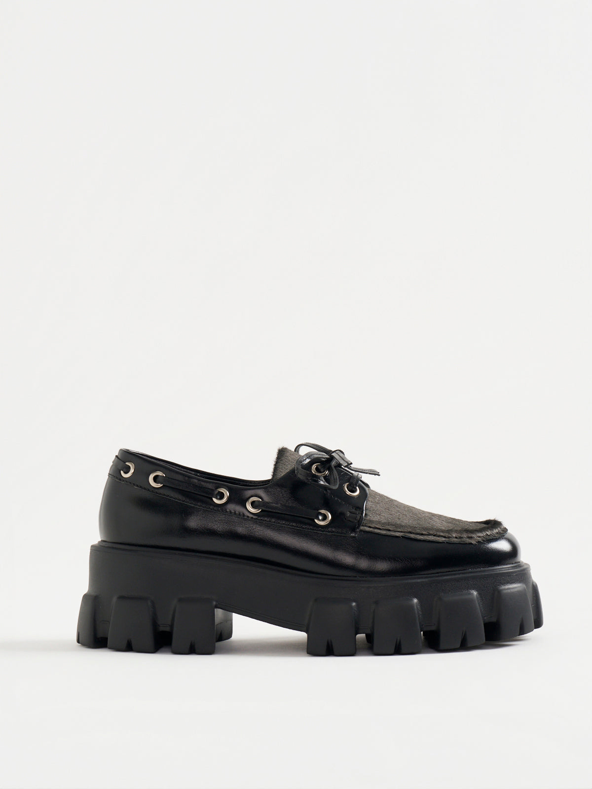 561010 エアリーソールレースアップシューズ