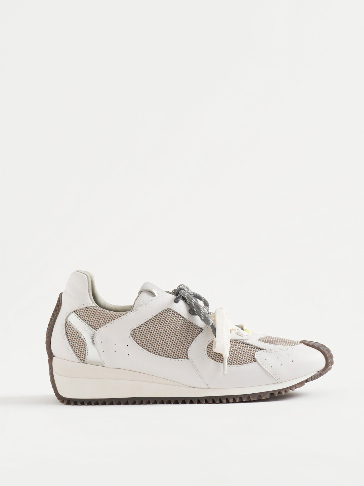 566000 ダブルシューレーススニーカー