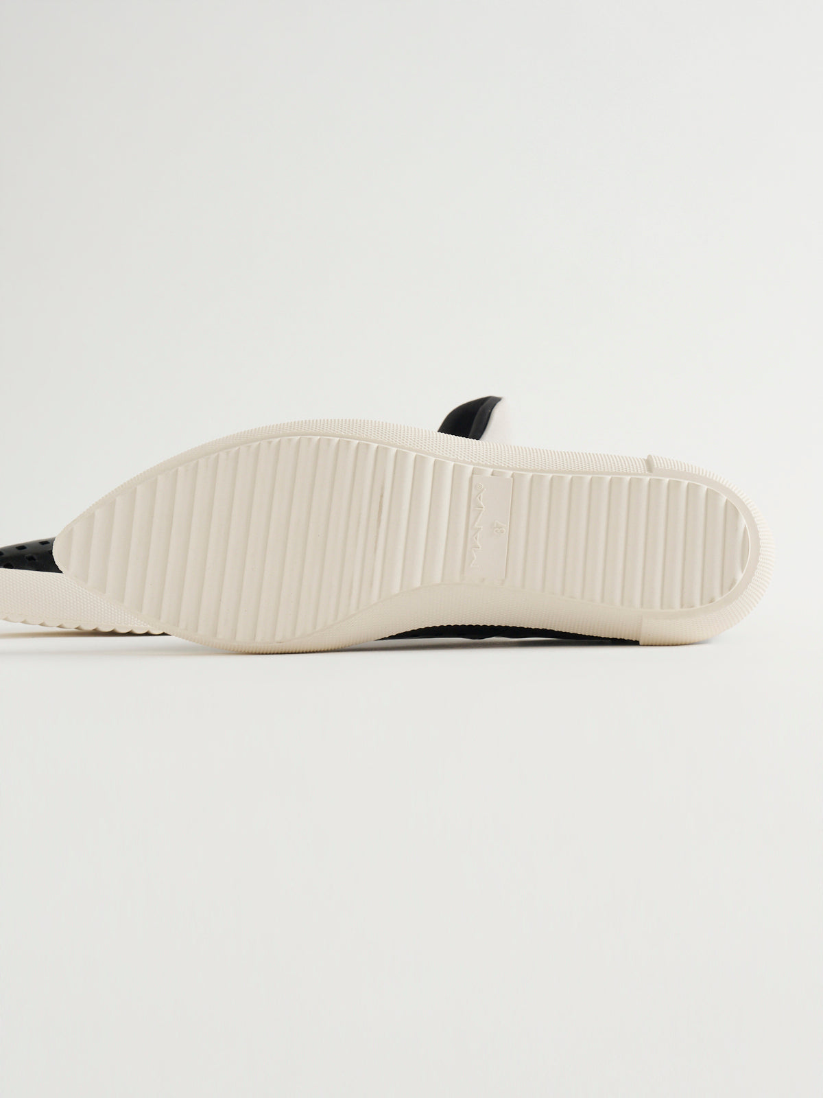 556013 Punching sneakers