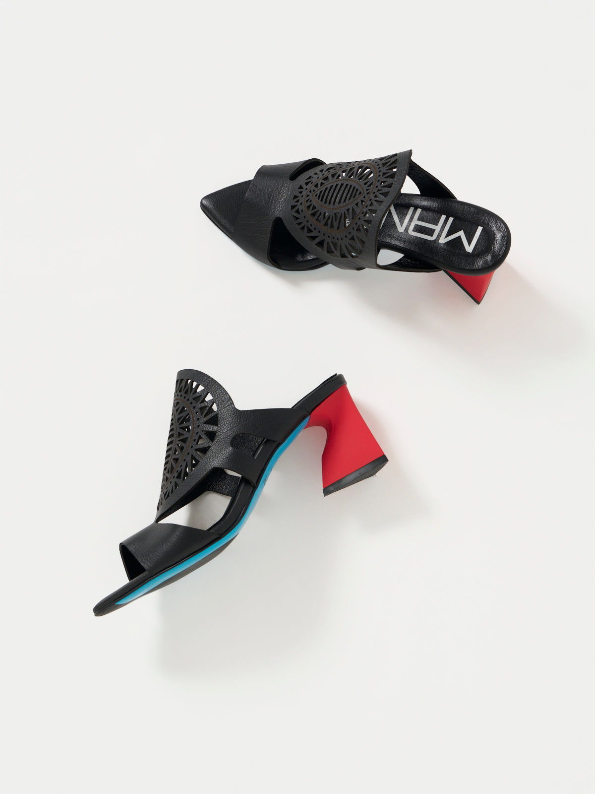 572067 レーザーカットサンダル