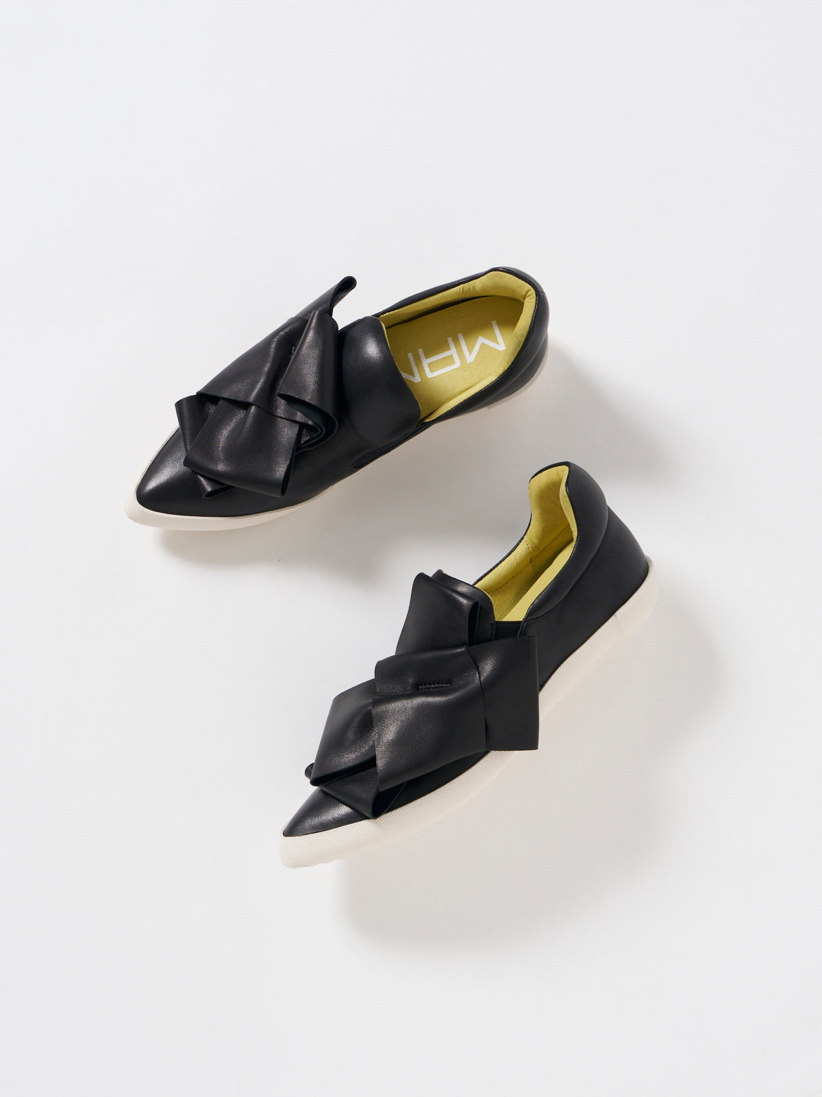 586040 リボンスニーカー