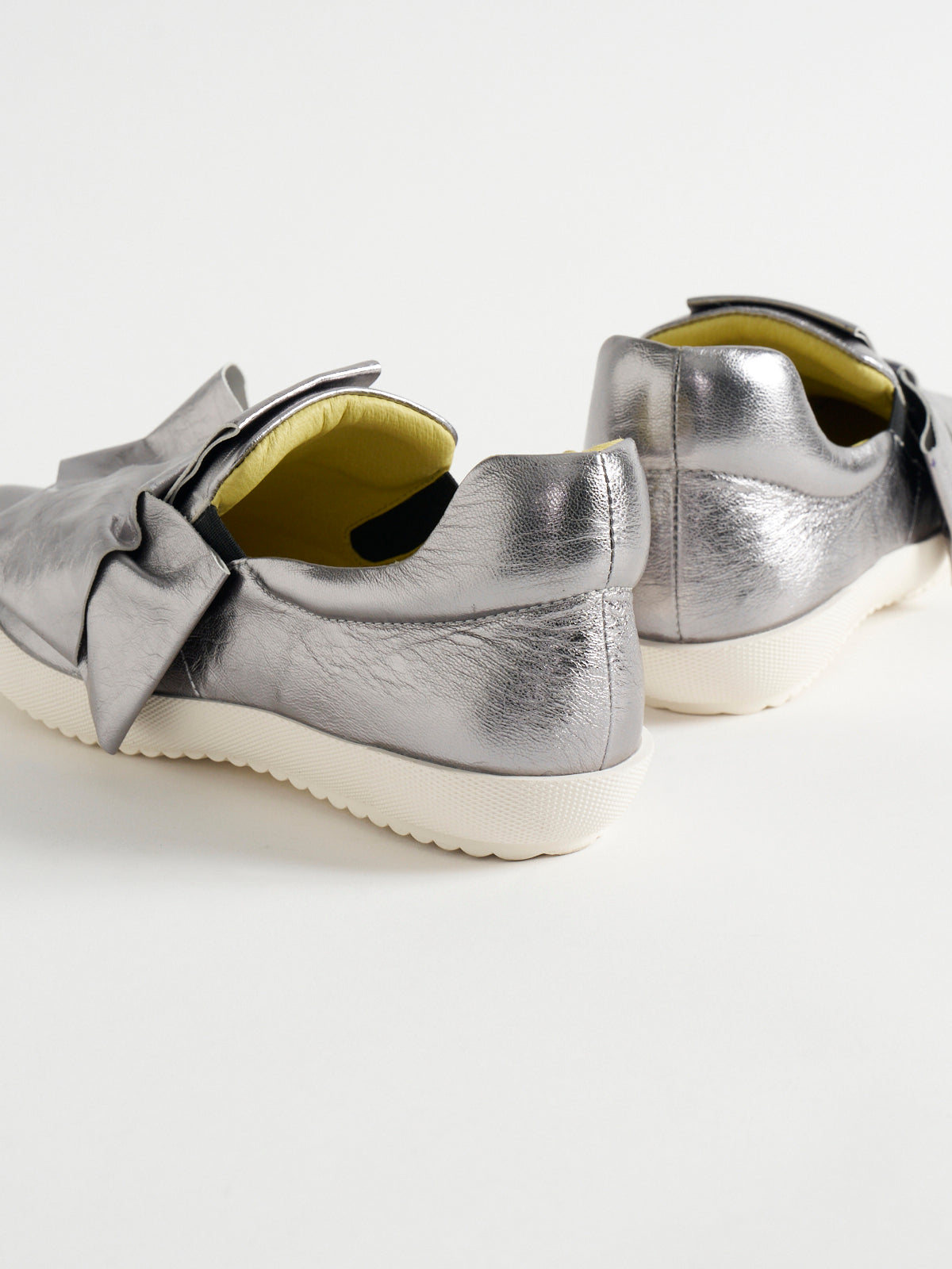 586040 リボンスニーカー