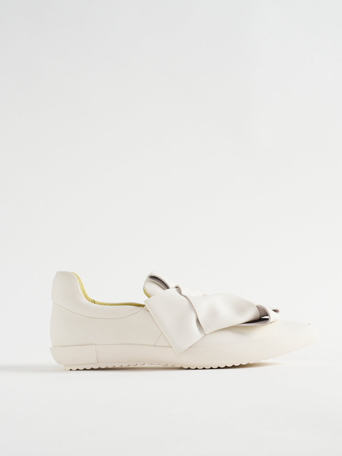 586040 リボンスニーカー