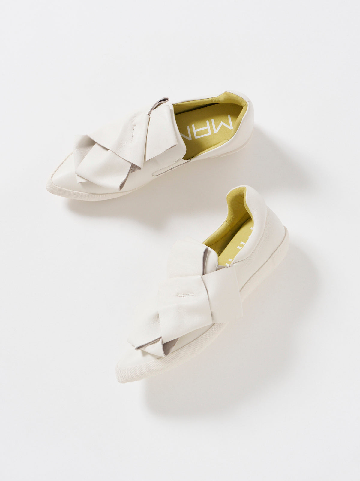 586040 リボンスニーカー