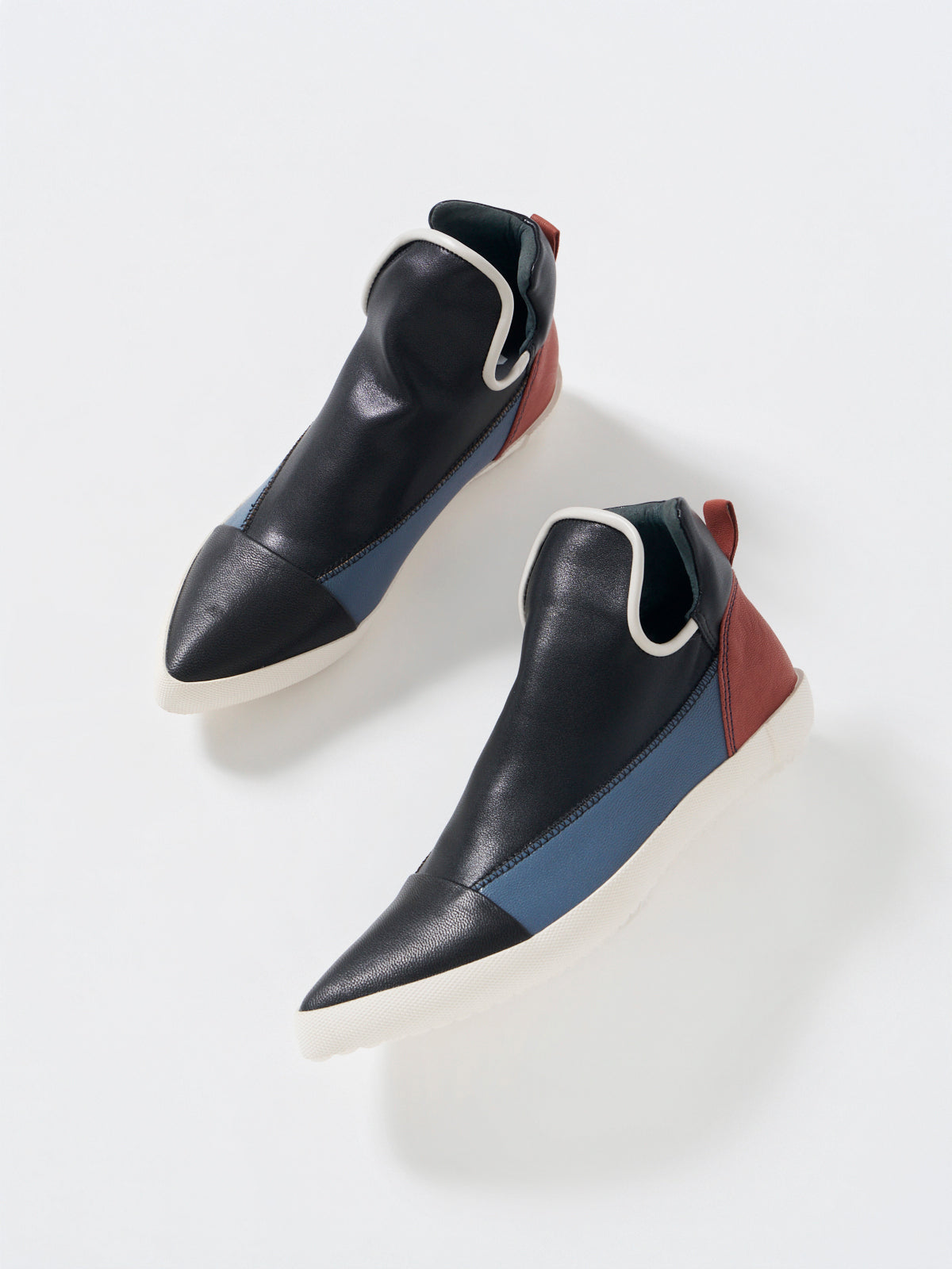 586048 Stretch sneakers