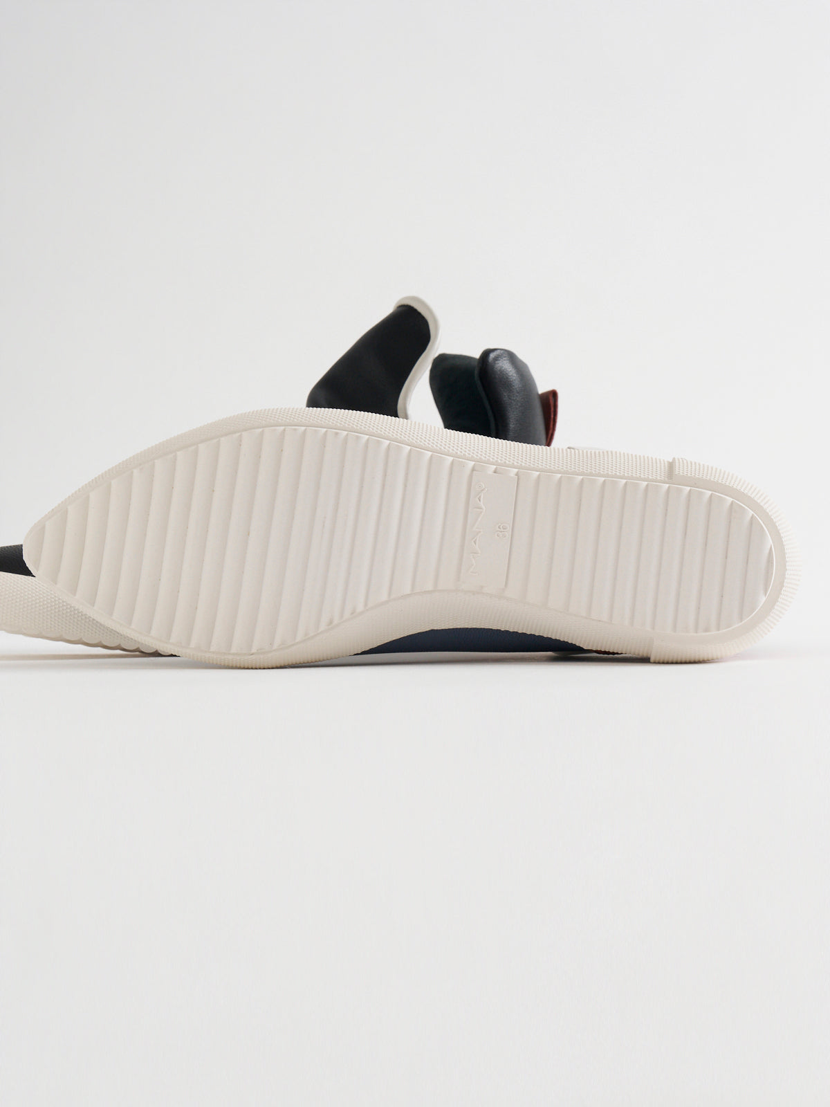 586048 Stretch sneakers