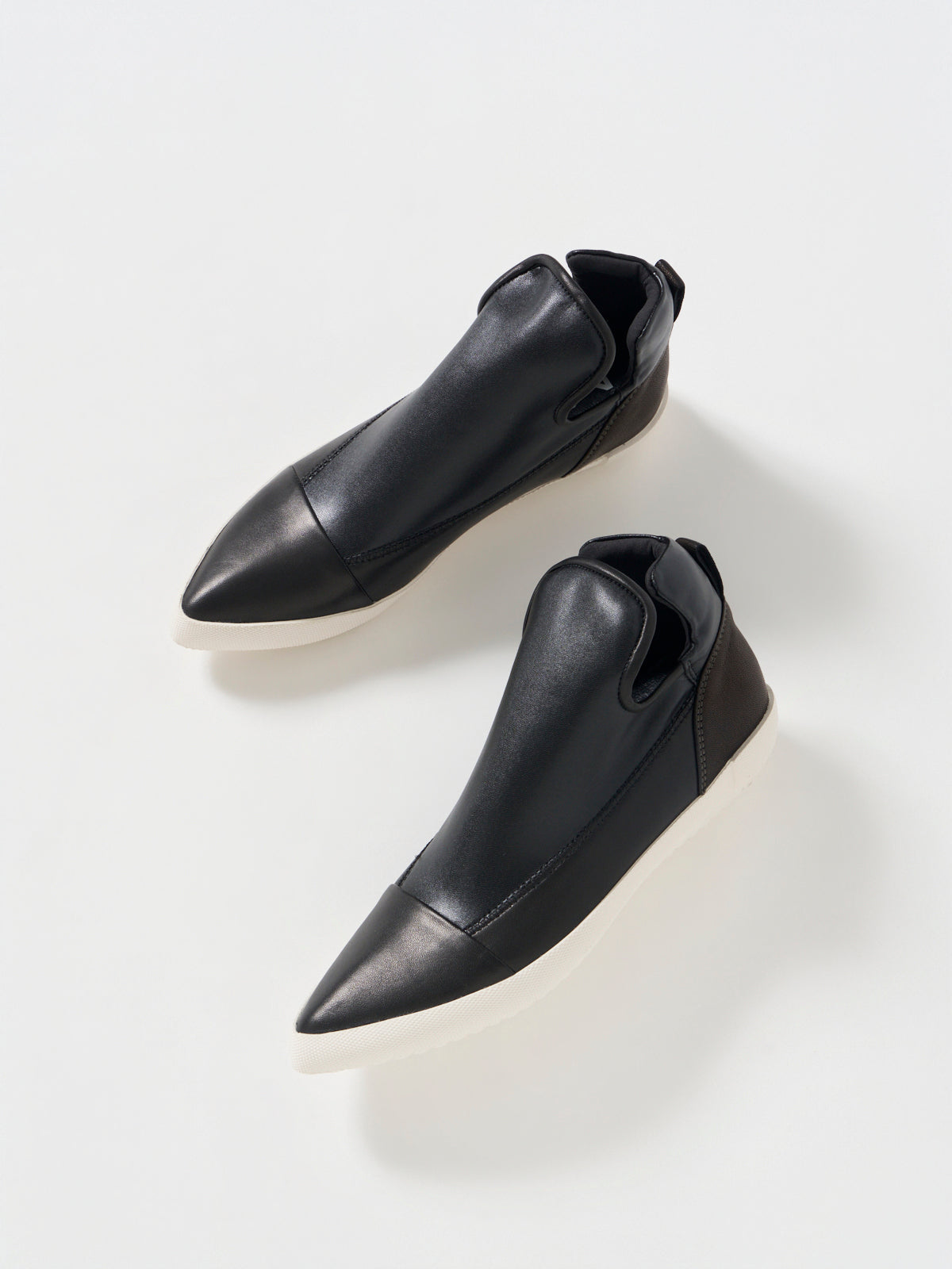 586048 Stretch sneakers