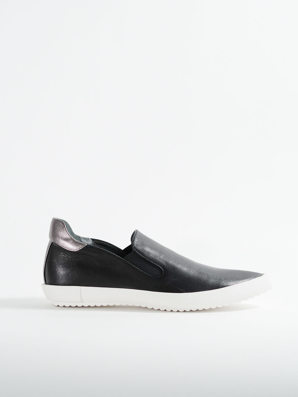 596022 Pointed sneakers