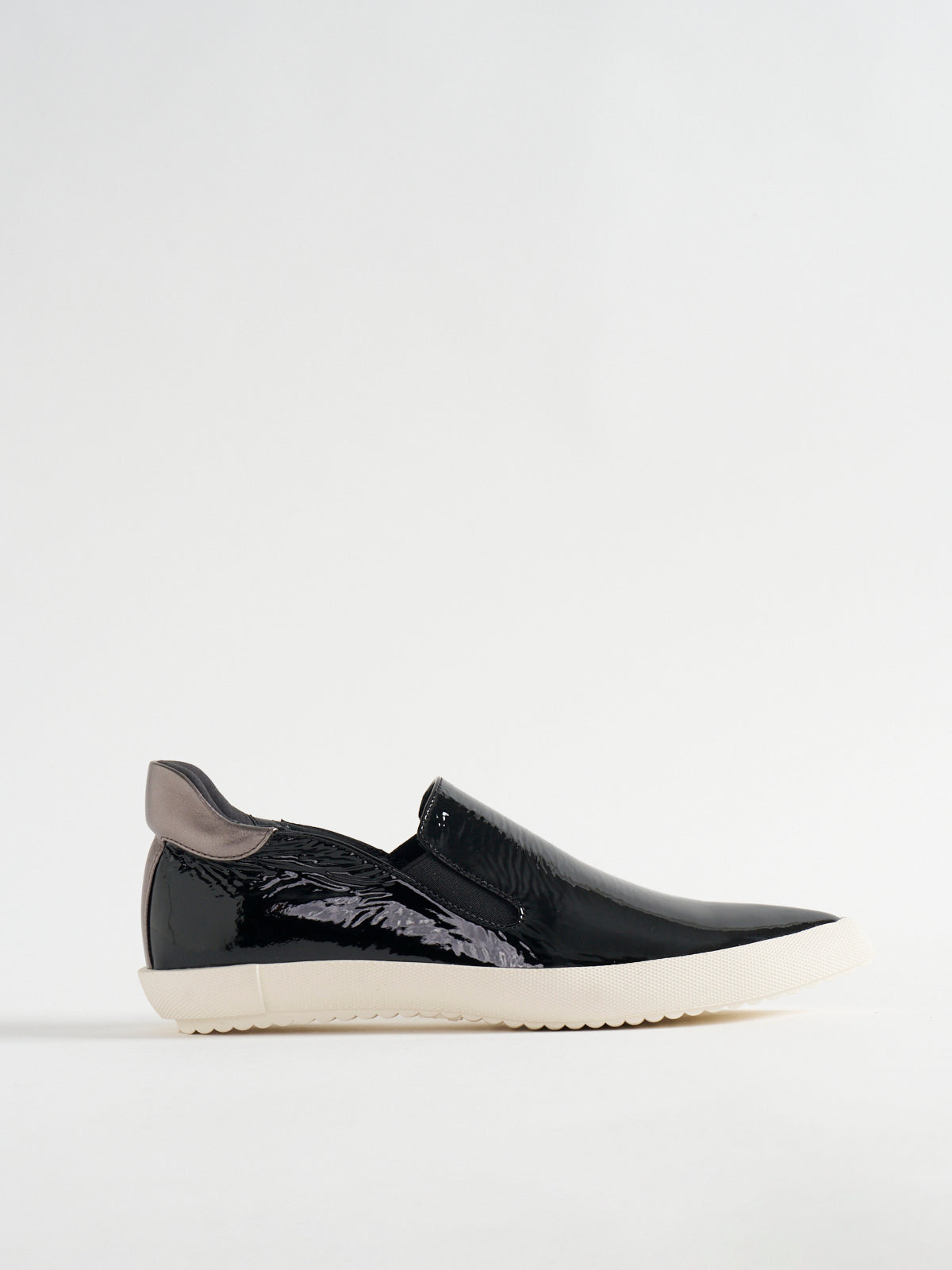 596022 Pointed sneakers