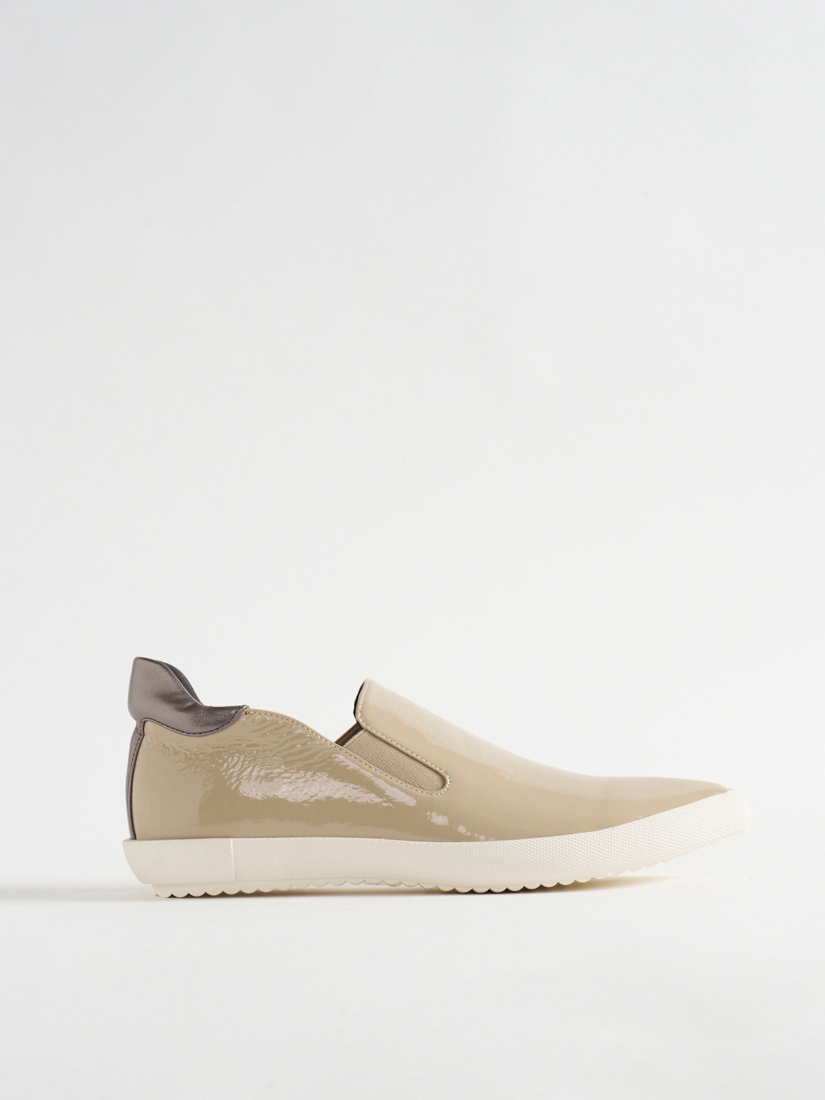 596022 Pointed sneakers