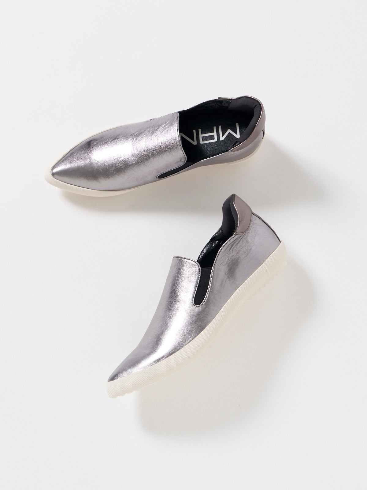 596022 Pointed sneakers