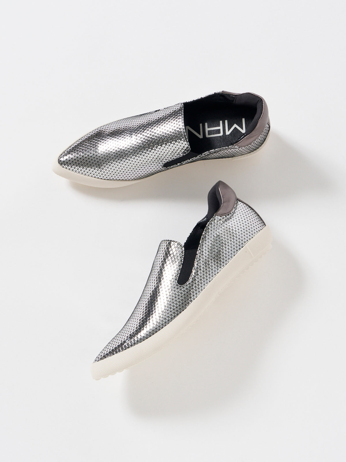 596022 Pointed sneakers