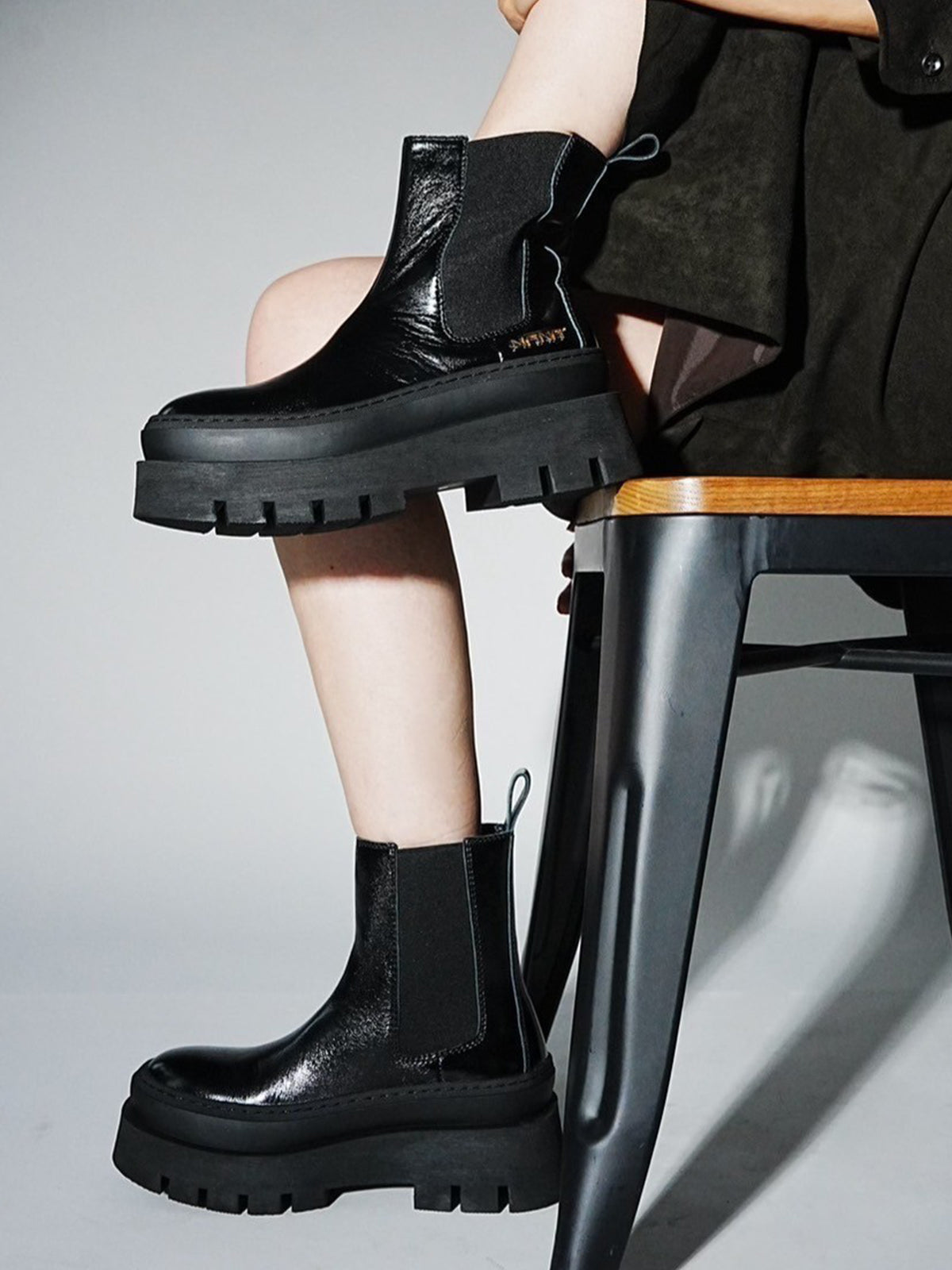 547084 Chunky sole side gore boots