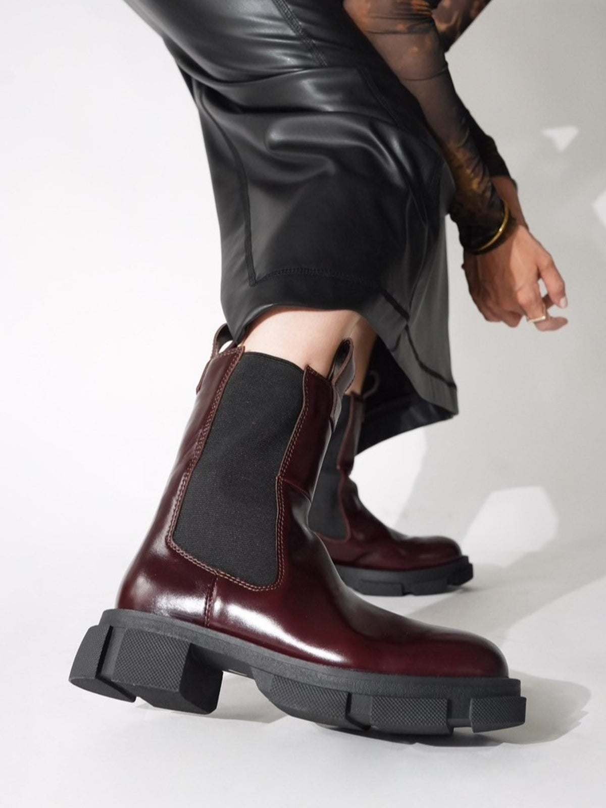 518029 Thick-soled side gore boots