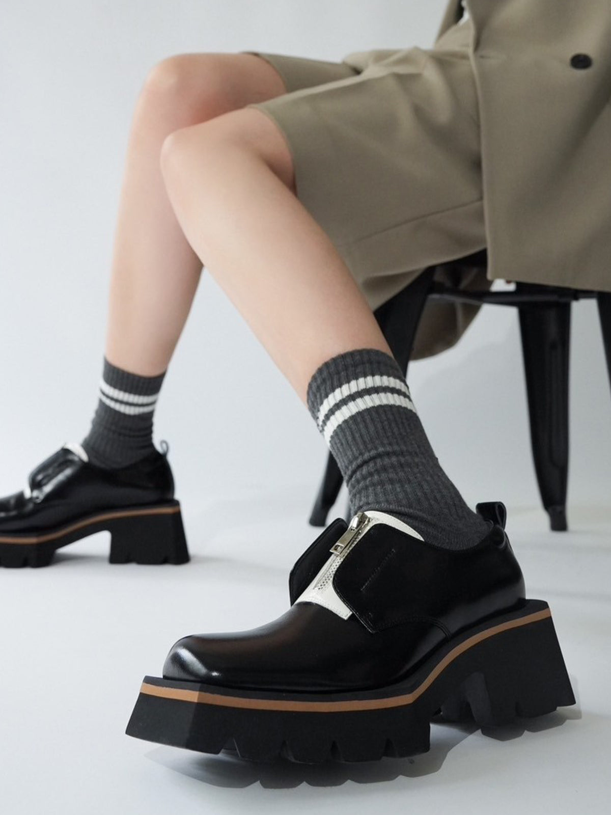 541167 Center zip edge sole shoes