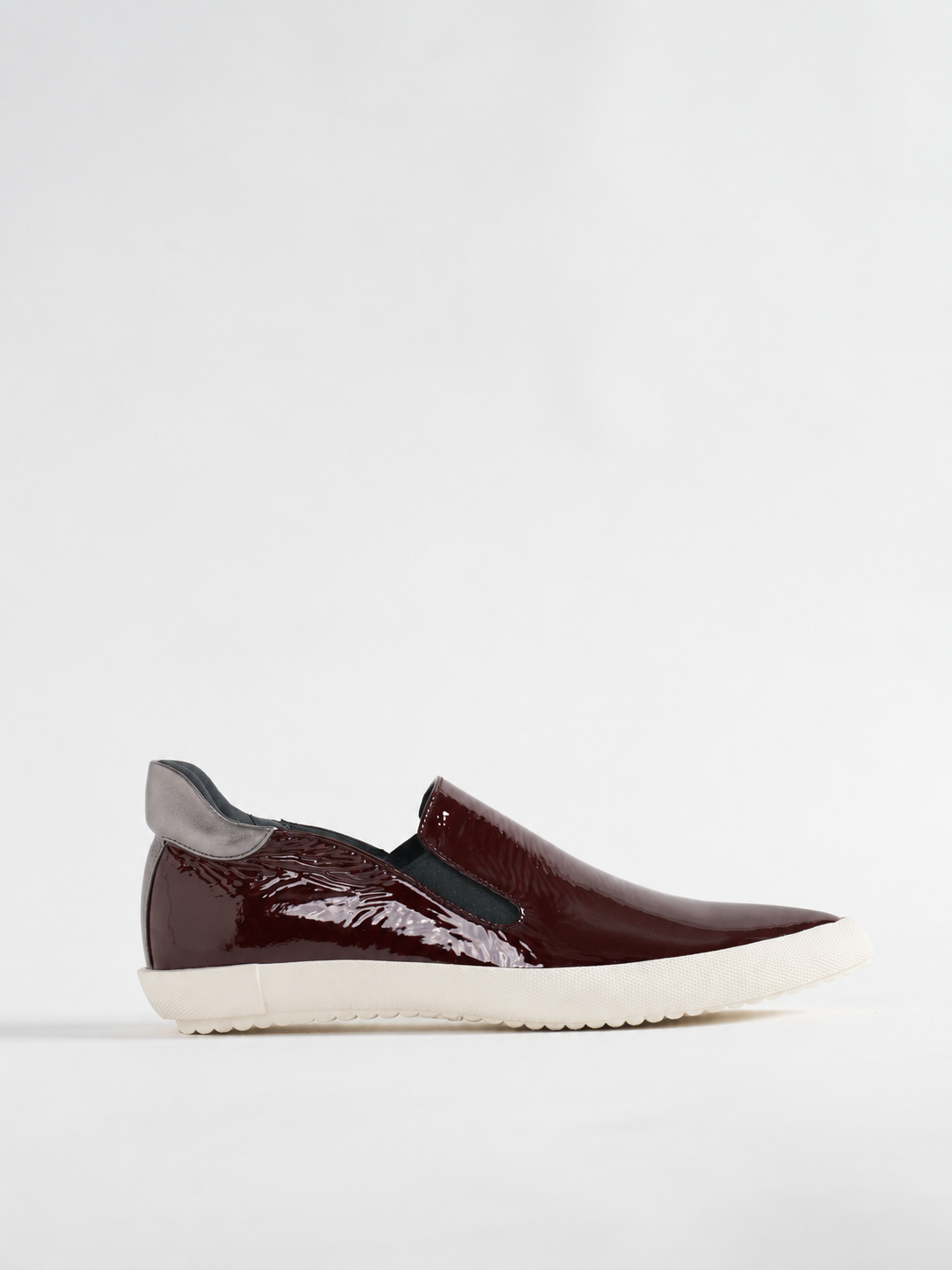 596022 Pointed sneakers