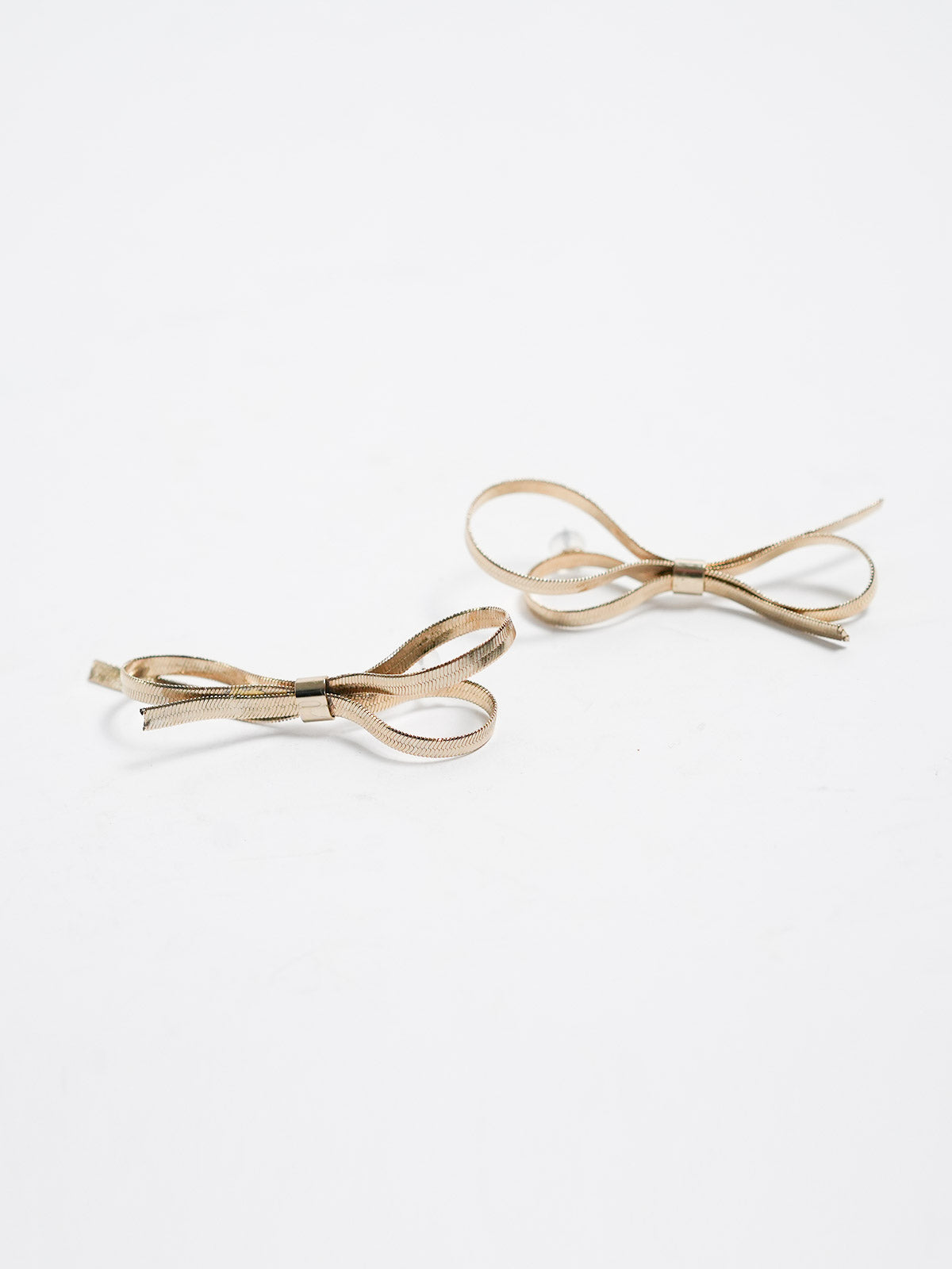 550286 metal ribbon earrings