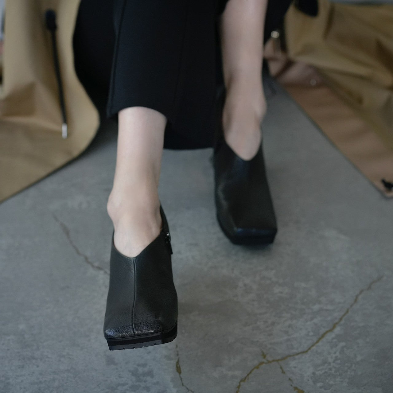 537067 スクエア・メタルヒールブーティ