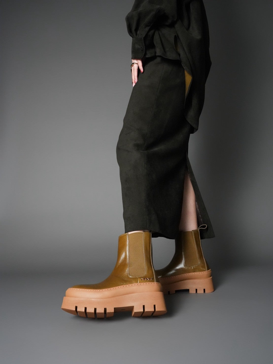 547084 チャンキーソール・サイドゴアブーツ