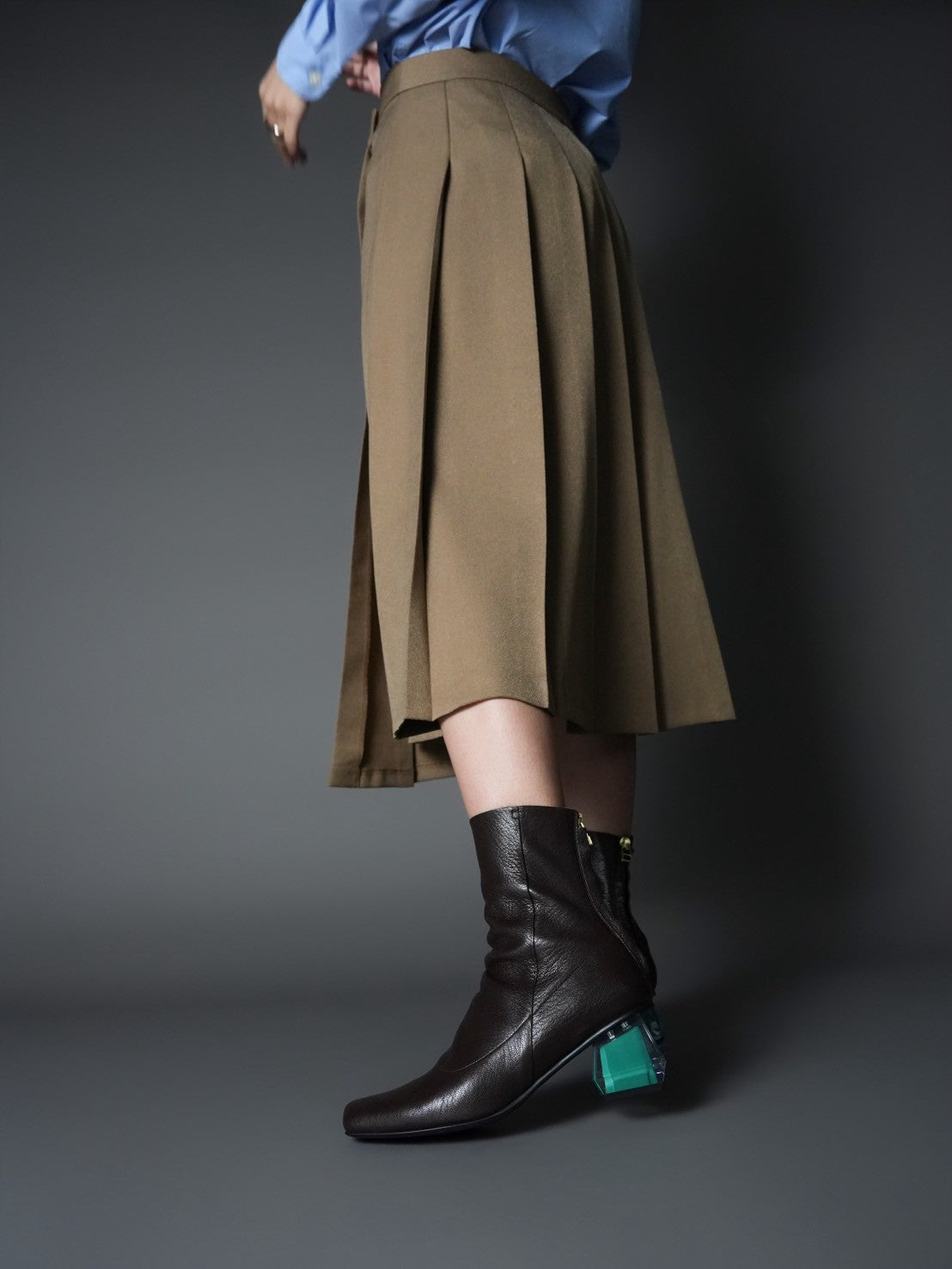 557097 1 piece leather boots