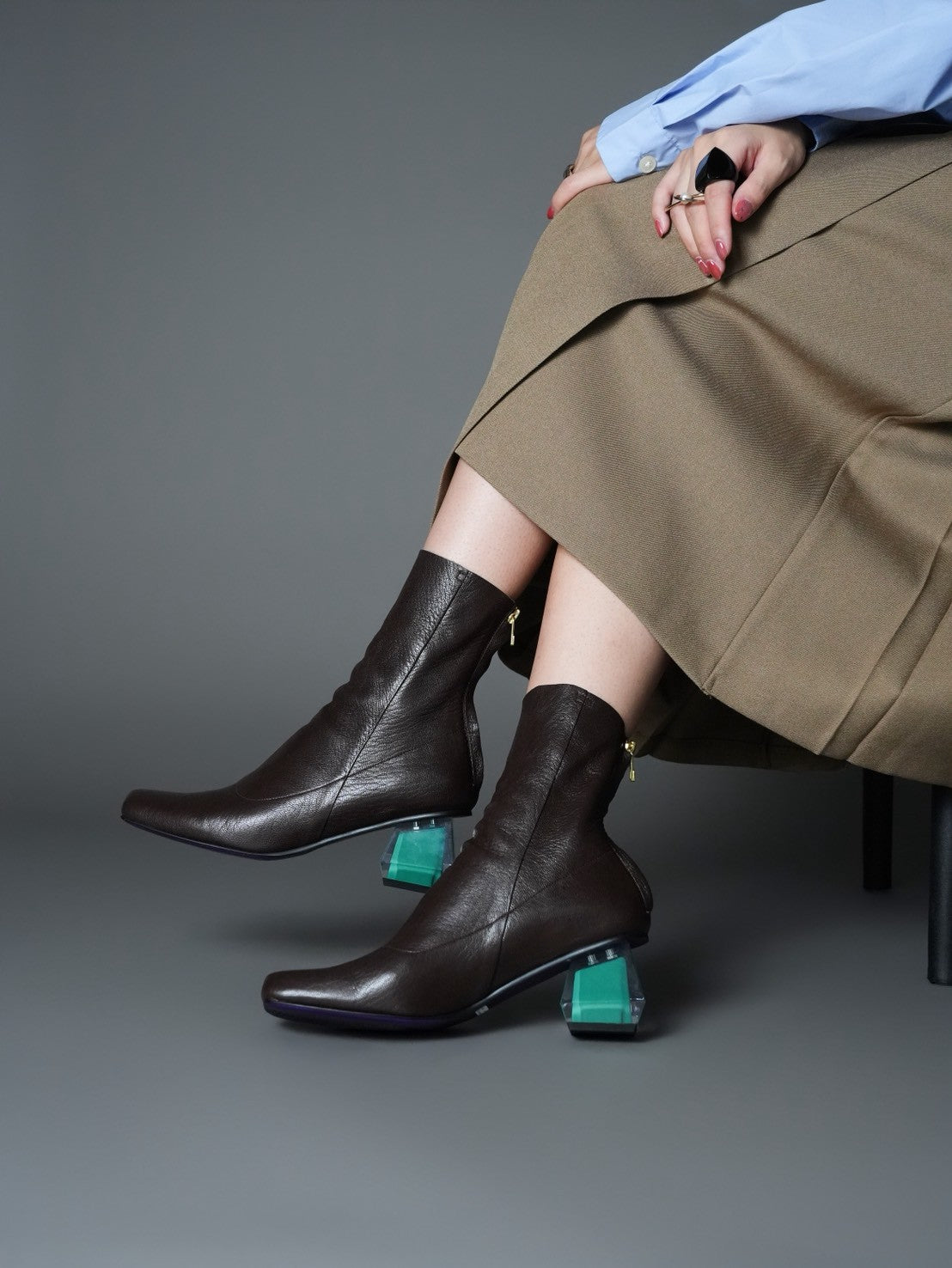 557097 1 piece leather boots