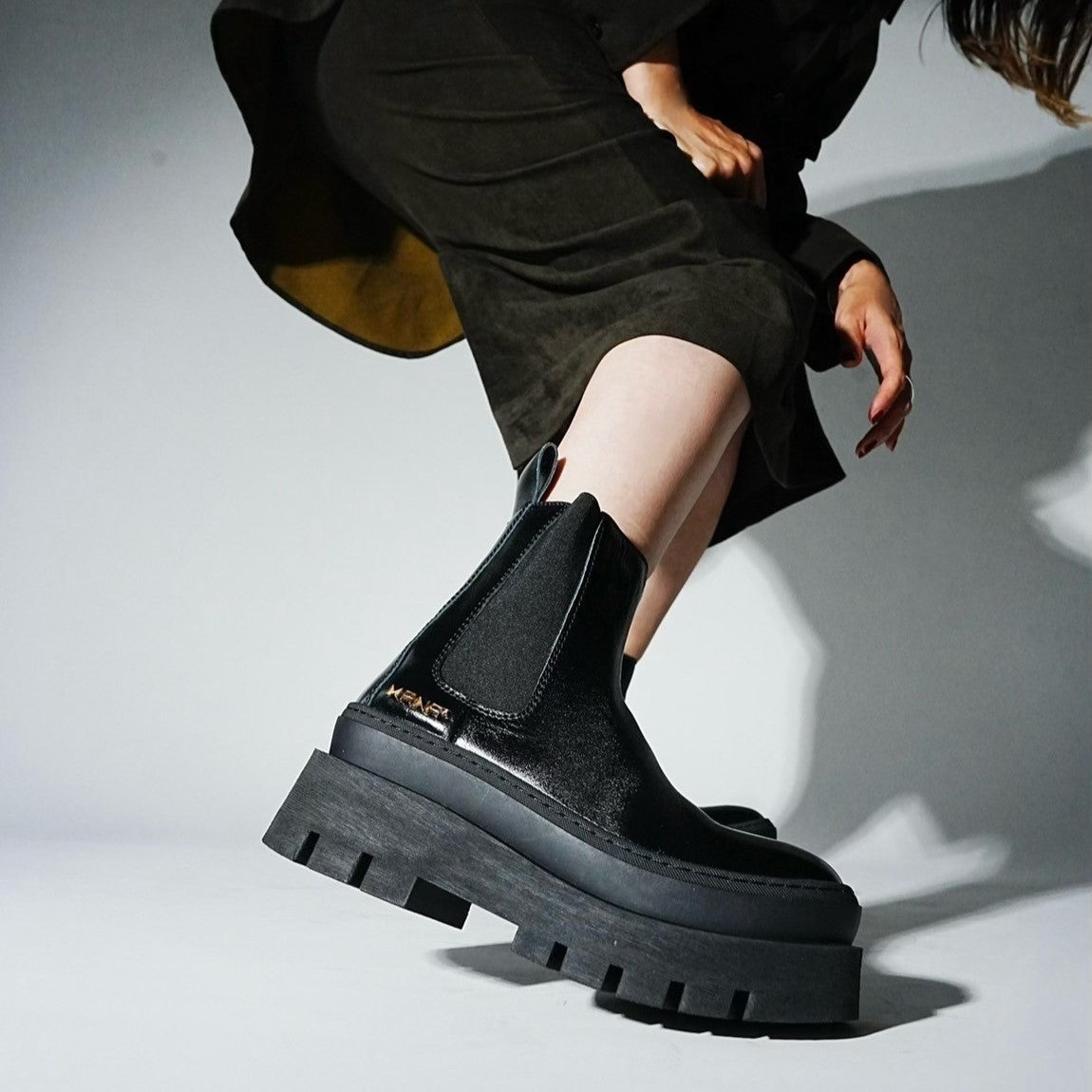 547084 Chunky sole side gore boots