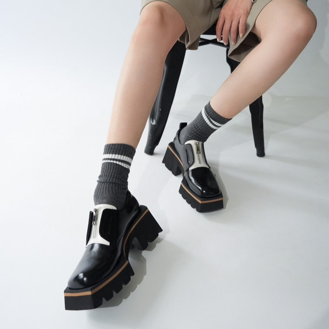 541167 Center zip edge sole shoes