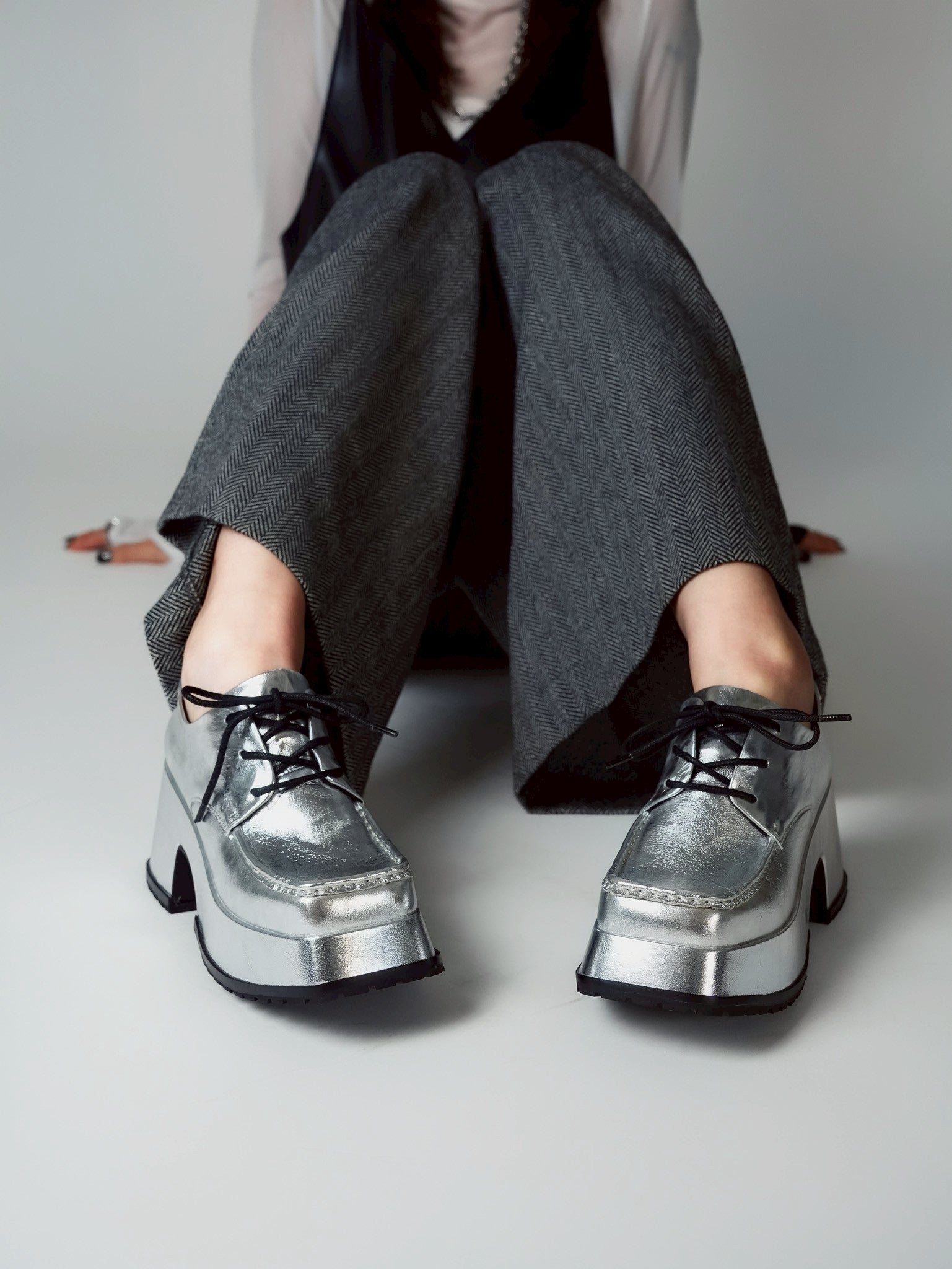 551200 Volume sole 3-hole shoes