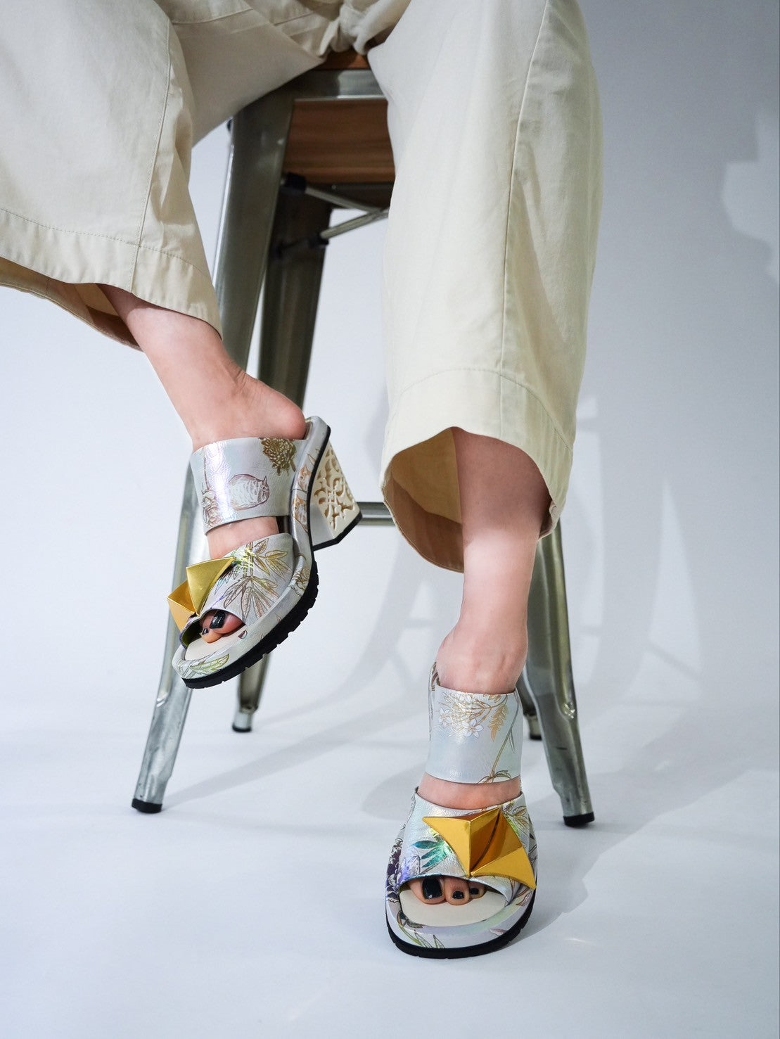 552184 レリーフヒール・サンダル