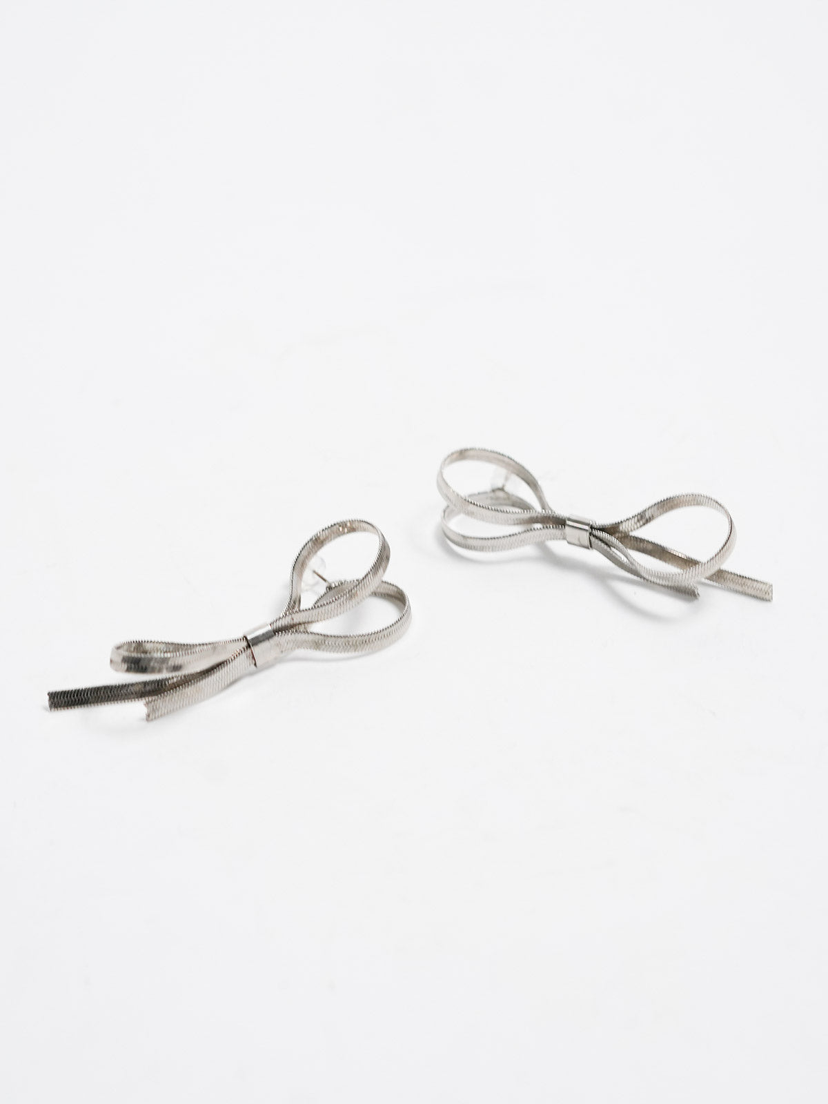 550286 metal ribbon earrings