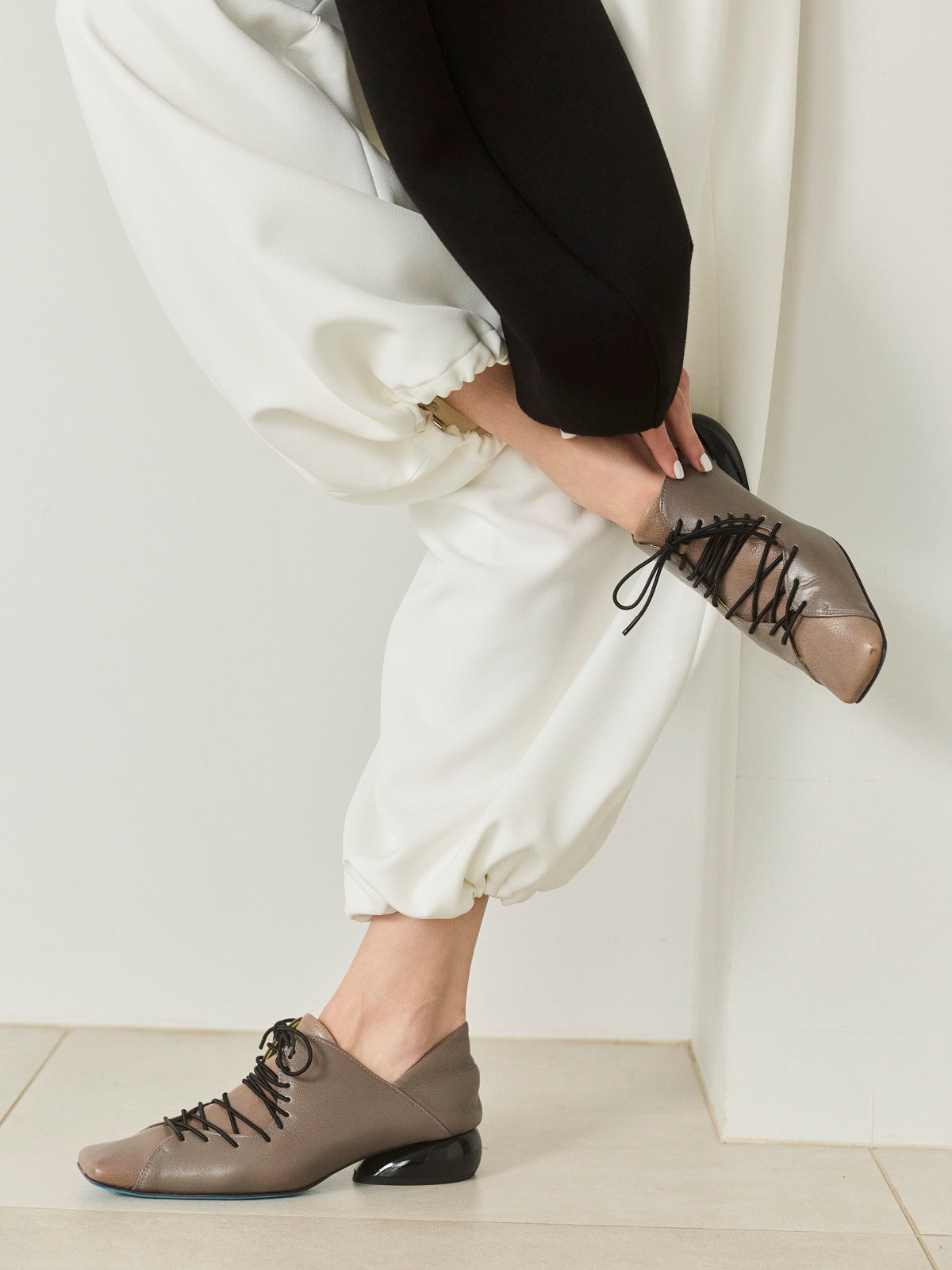 511098 10ホール・レースアップパンプス