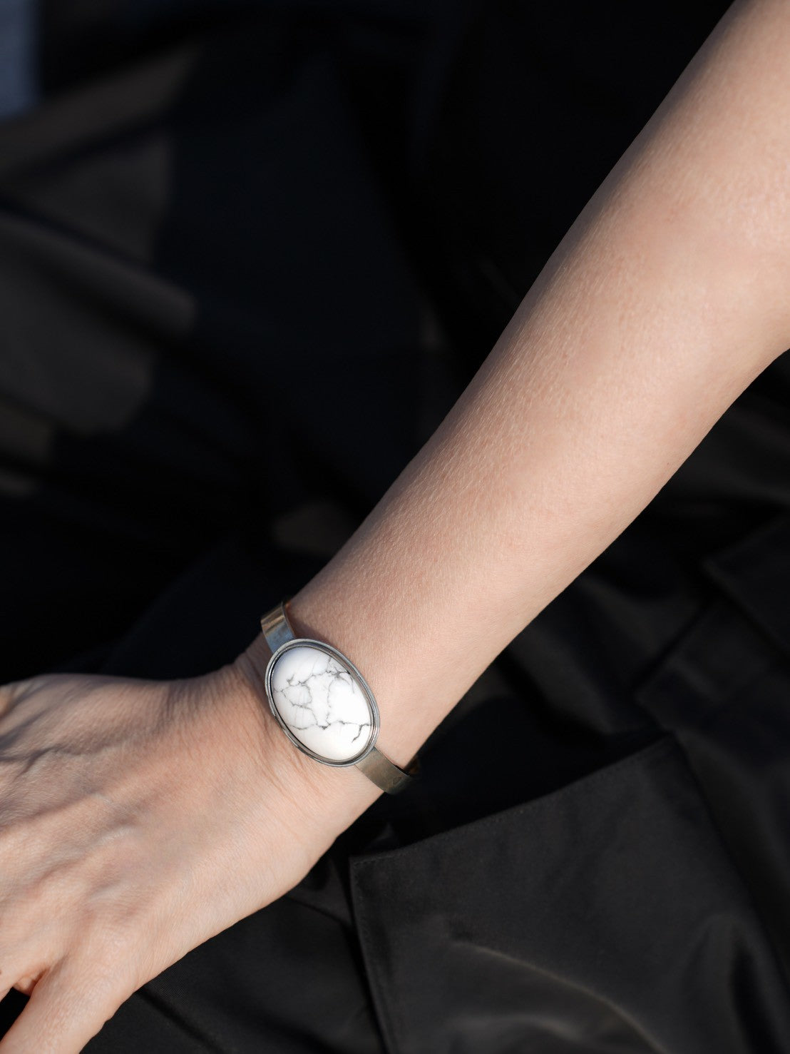 560236 stone bangle