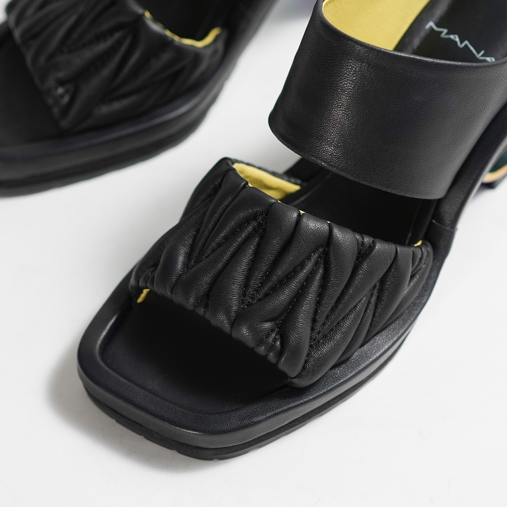 542171 Circle heel padded sandals
