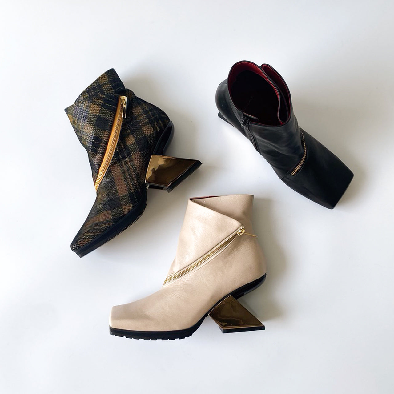 537068 Square metal heel side zip boots