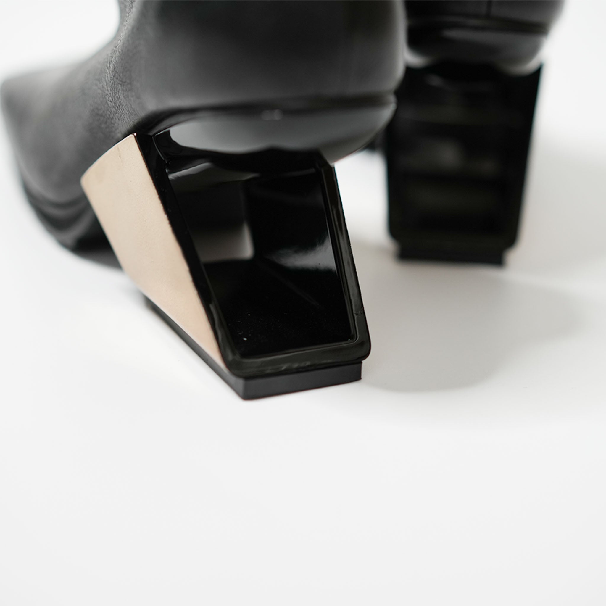 537068 Square metal heel side zip boots