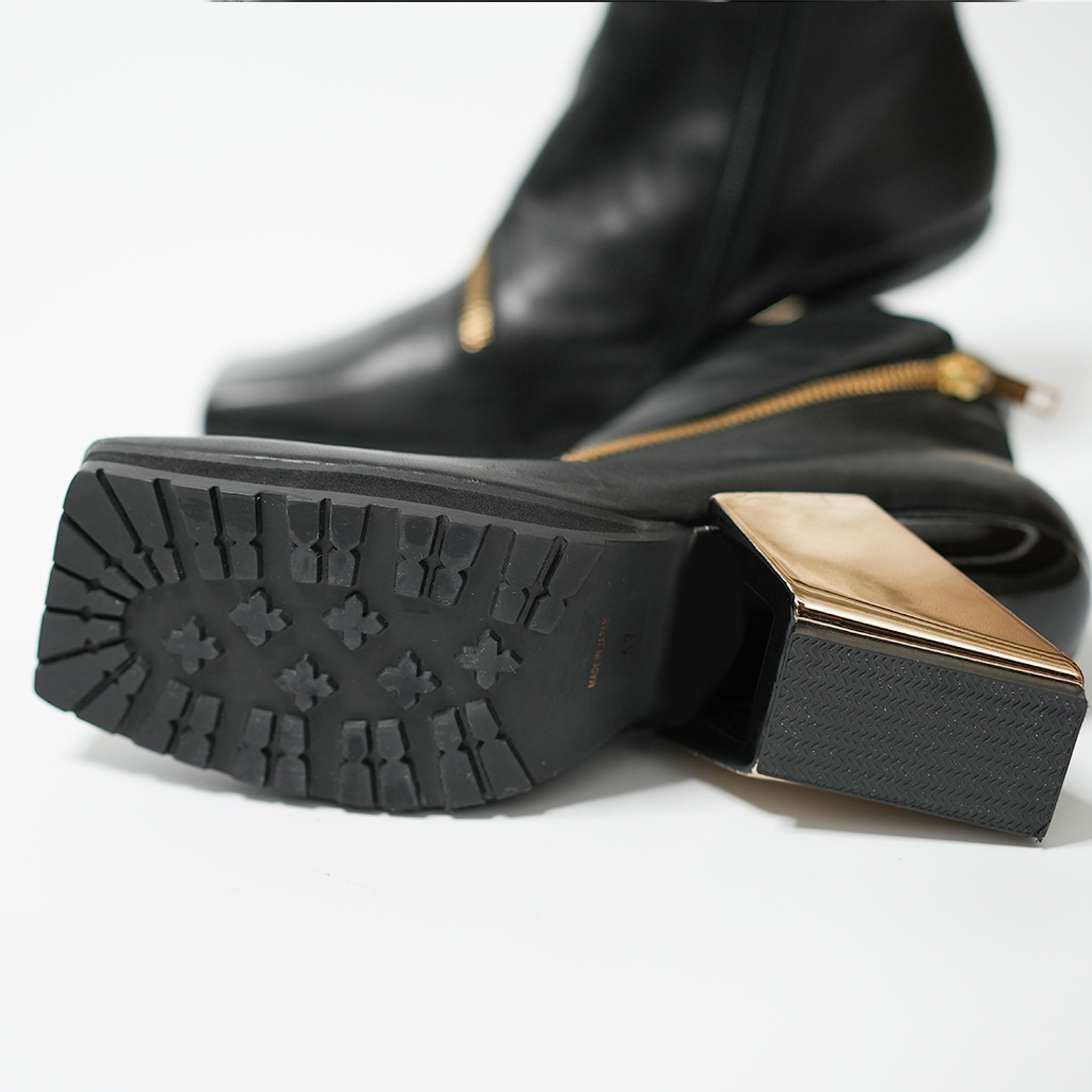 537068 Square metal heel side zip boots