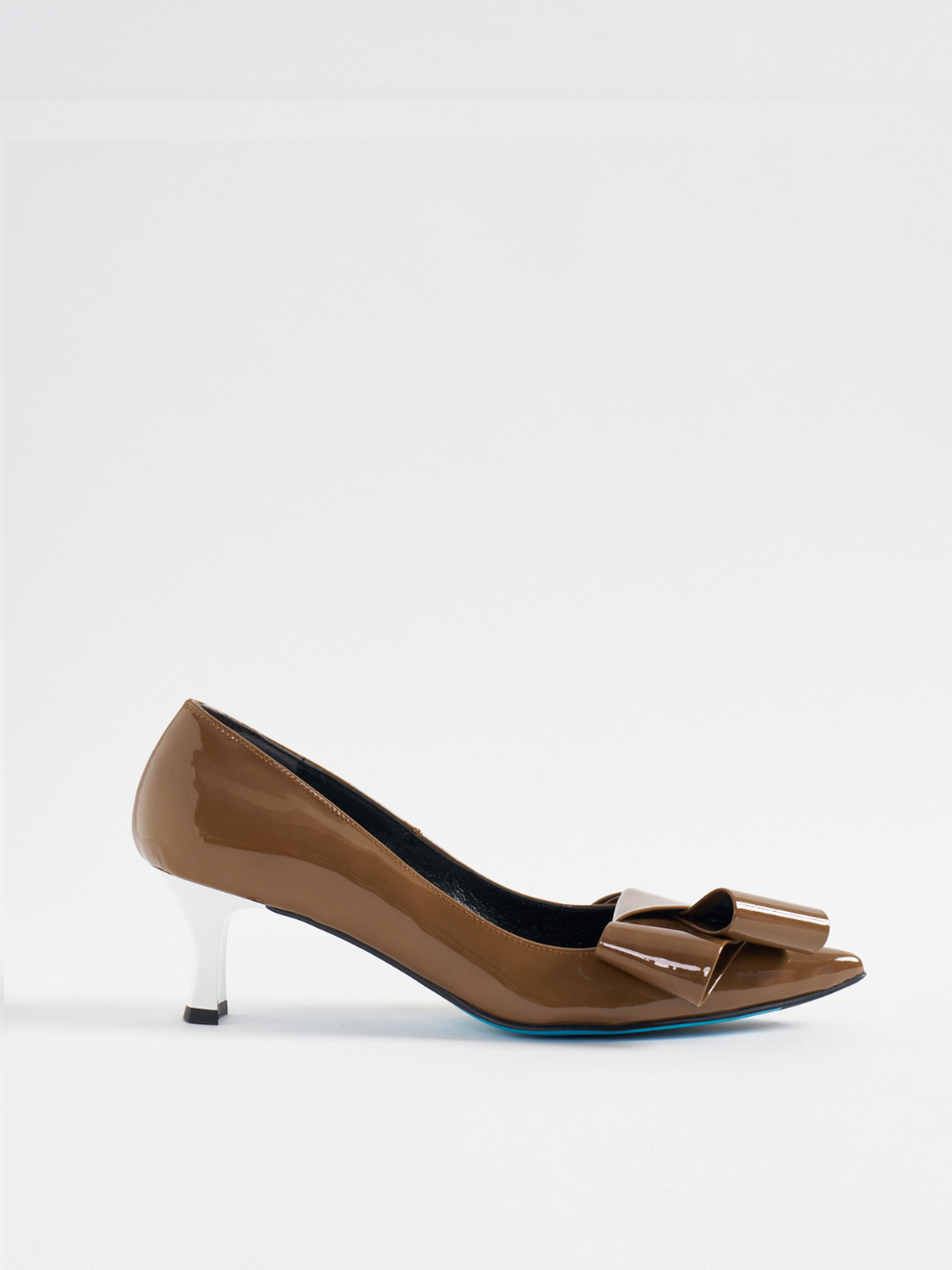 541177 Ribbon motif pumps