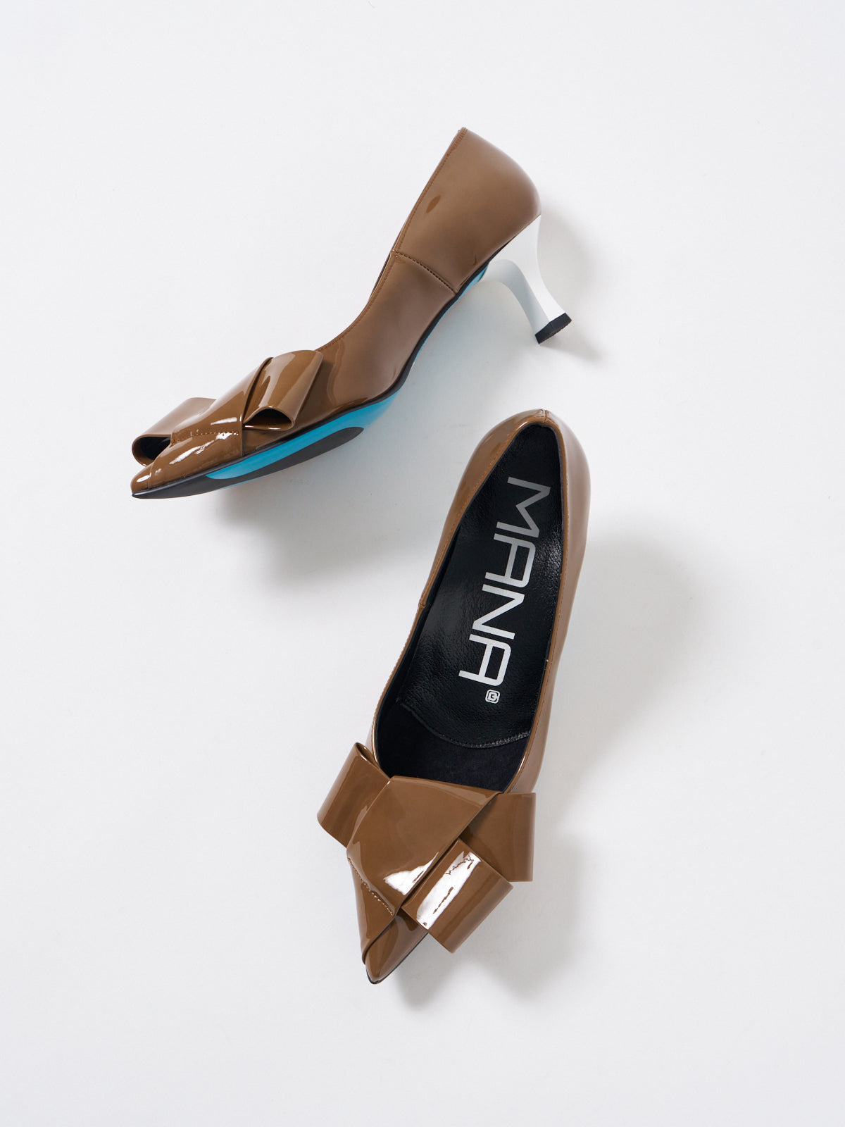 541177 Ribbon motif pumps