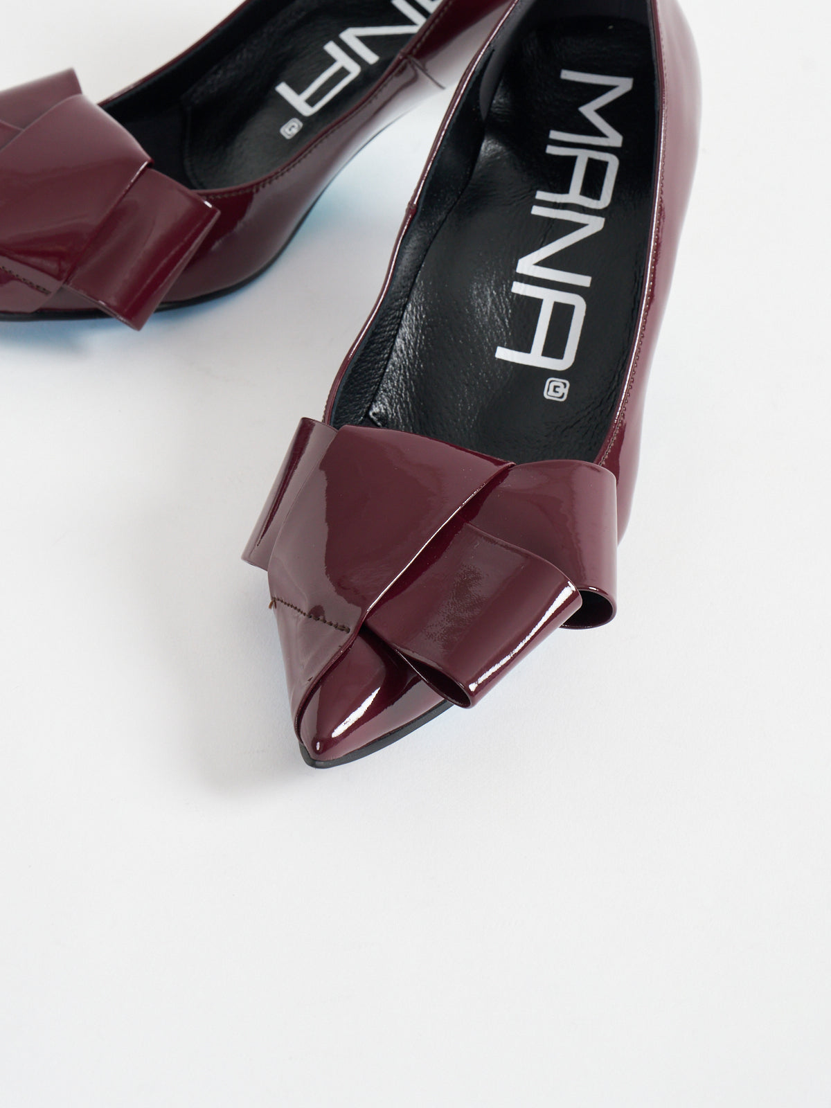541177 Ribbon motif pumps
