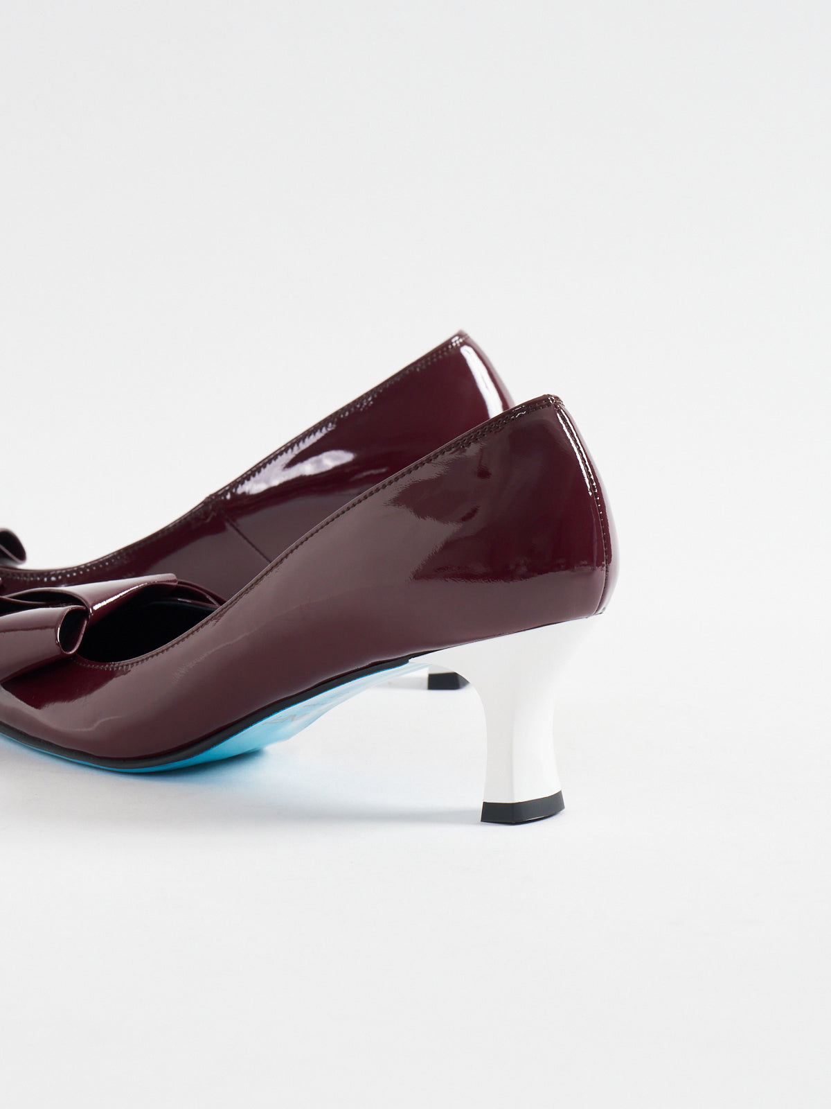 541177 Ribbon motif pumps