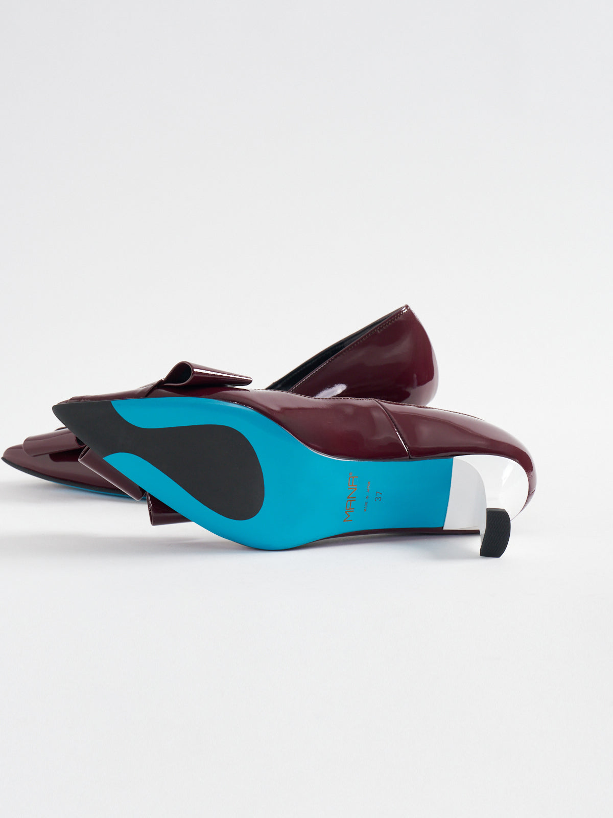 541177 Ribbon motif pumps