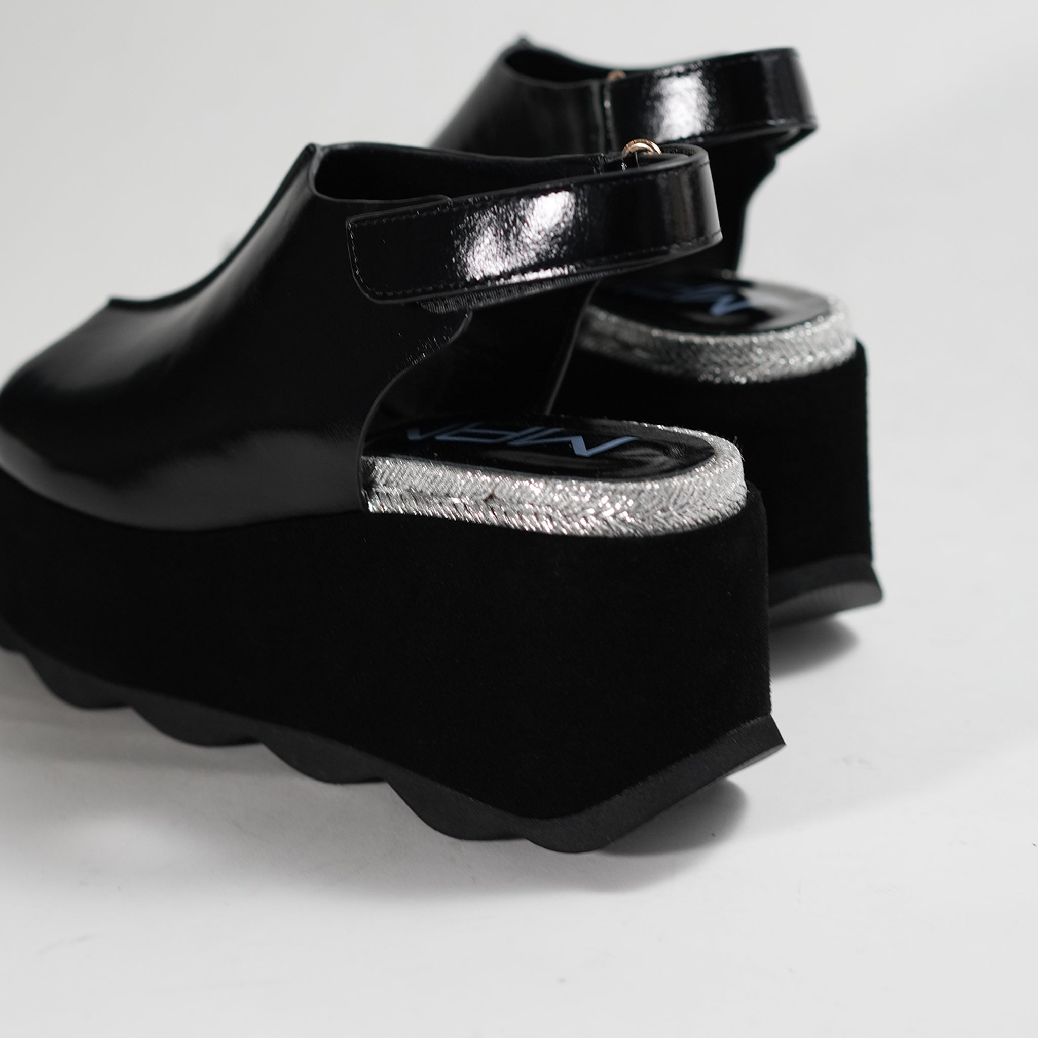 542181 Volume sole jute sandals