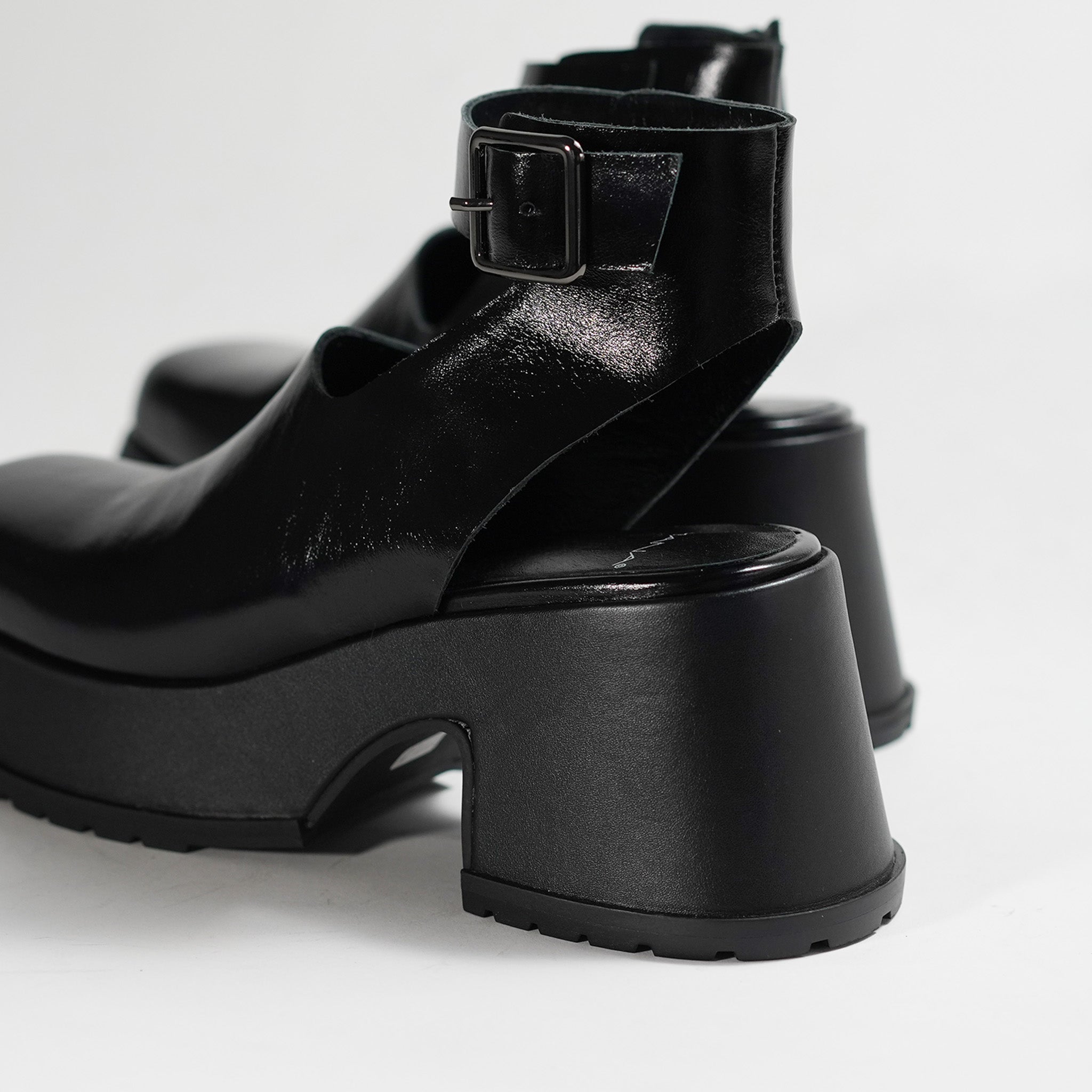 543018 Volume sole square belt