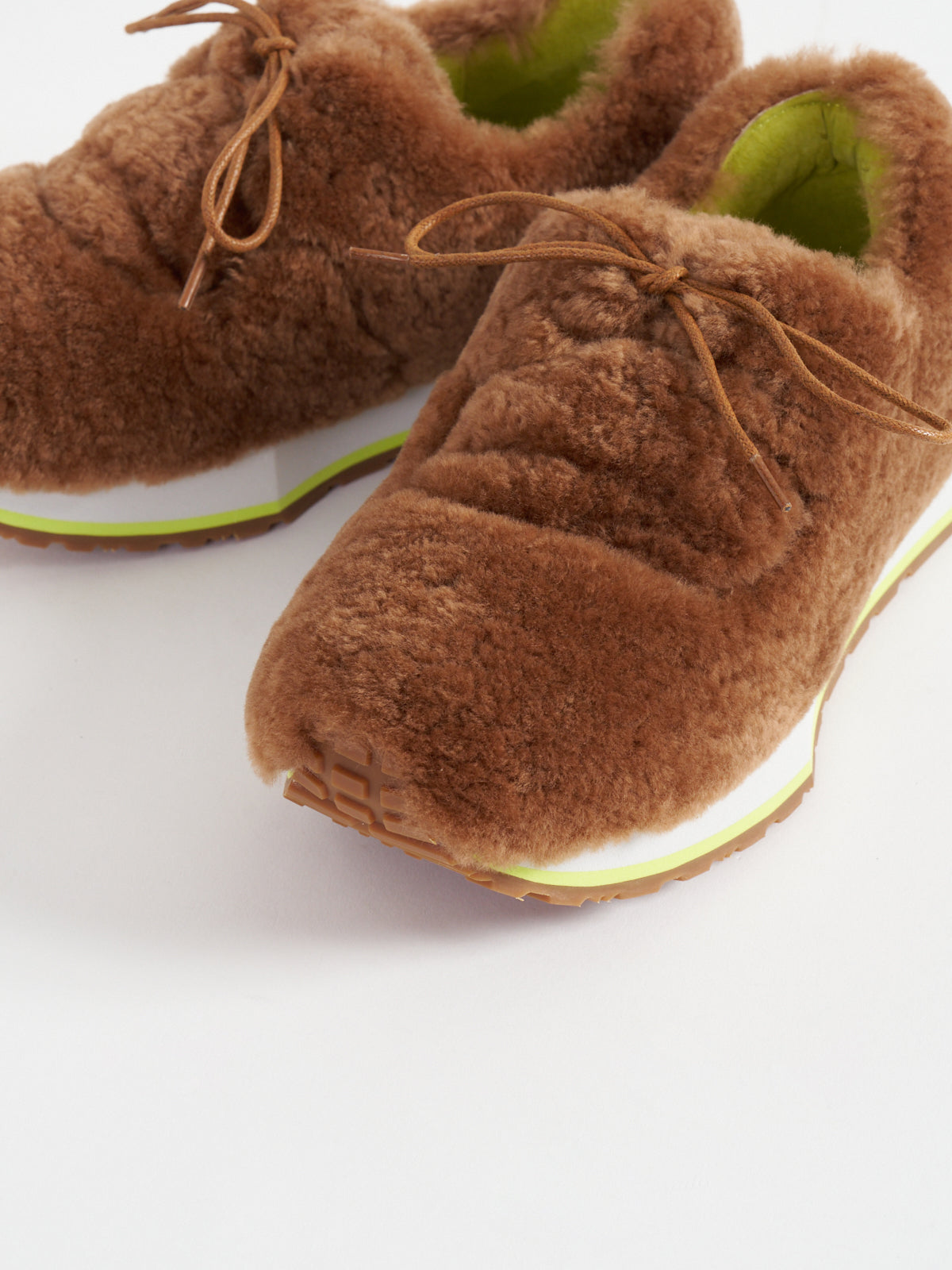 546086 Sheep fur sneakers