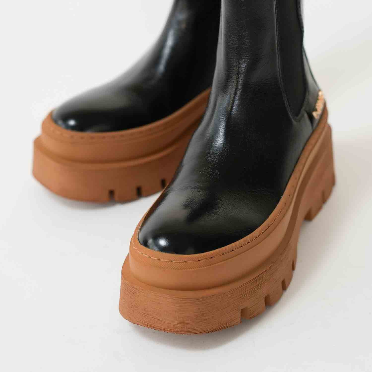 547084 Chunky sole side gore boots
