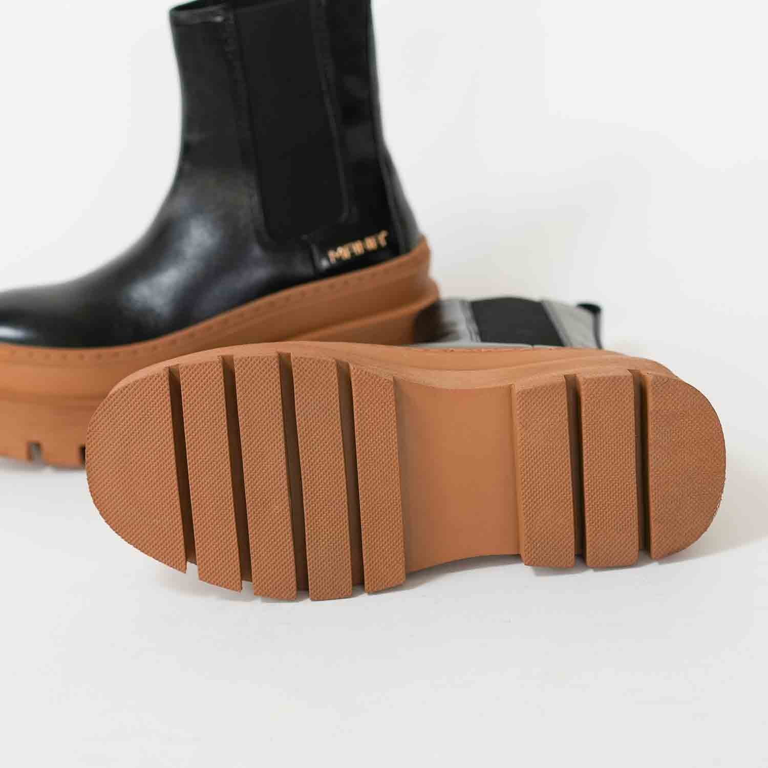 547084 Chunky sole side gore boots